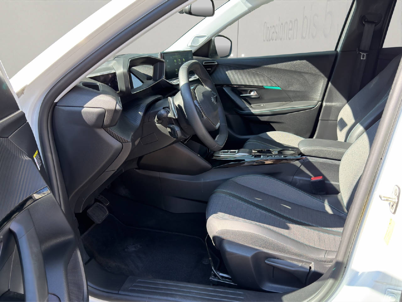 PEUGEOT 2008 1.2 PureTech 130 Allure Pack-image-3