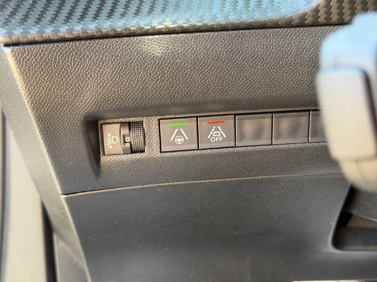 PEUGEOT 2008 1.2 PureTech 130 Allure Pack-image-11