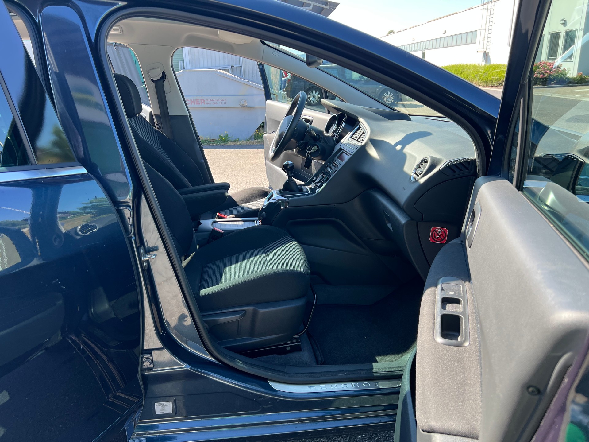 PEUGEOT 5008 1.6 16V T Sport Pack-image-8