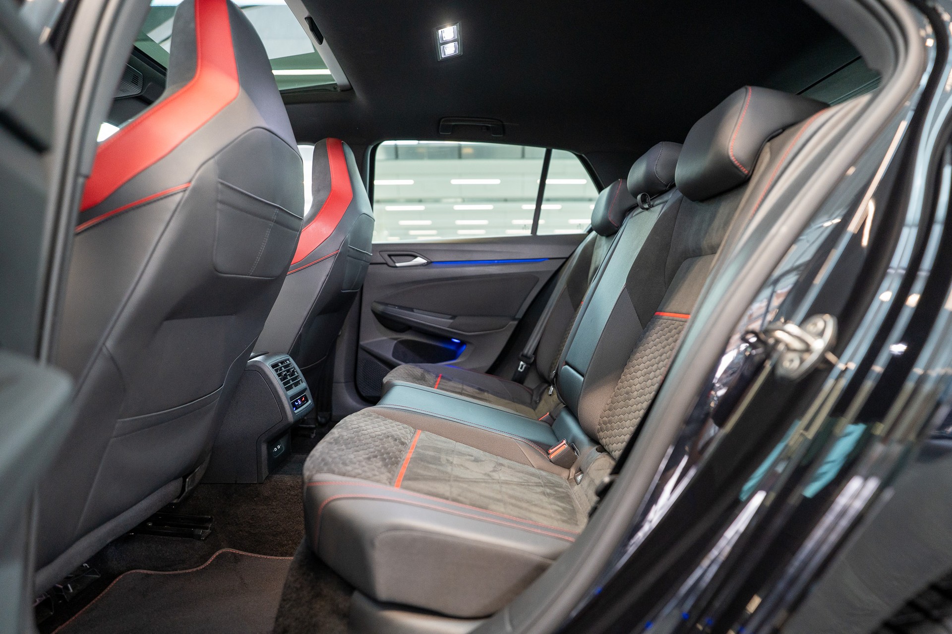 VW Golf VIII 2.0 TSI GTI Clubsport DSG / Schiebedach / Rückfahrkamera / Navi-image-11
