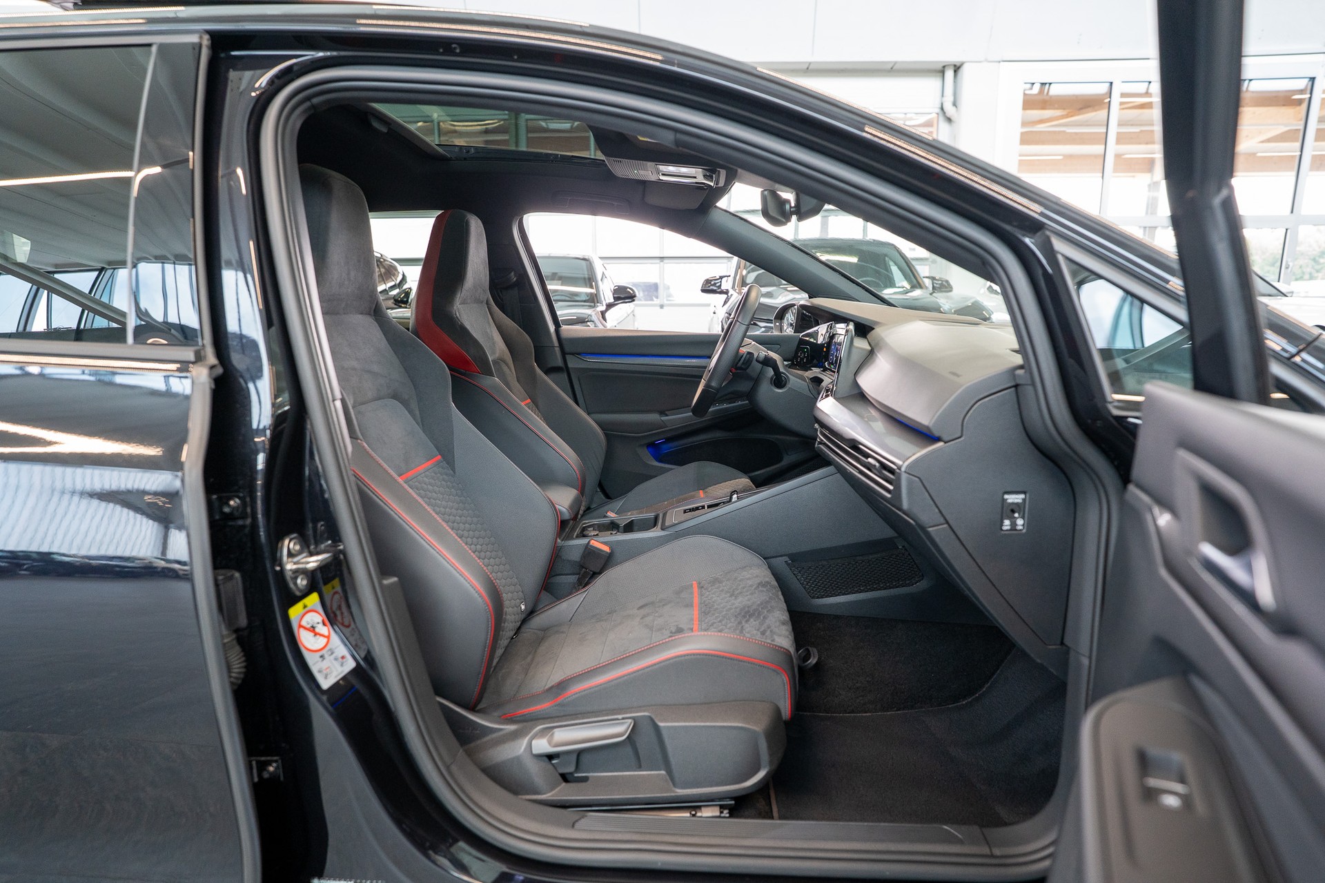 VW Golf VIII 2.0 TSI GTI Clubsport DSG / Schiebedach / Rückfahrkamera / Navi-image-13