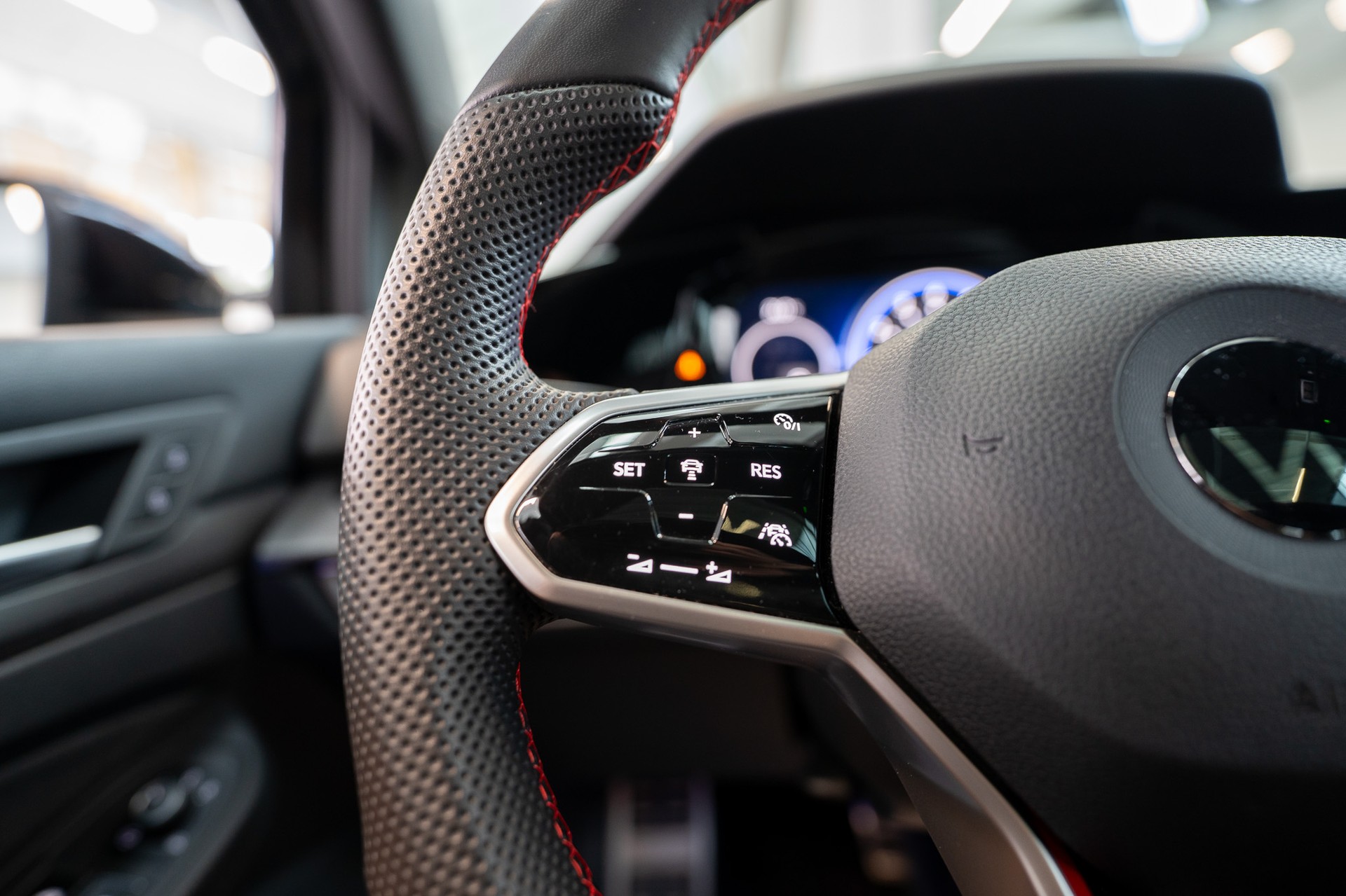 VW Golf VIII 2.0 TSI GTI Clubsport DSG / Schiebedach / Rückfahrkamera / Navi-image-21