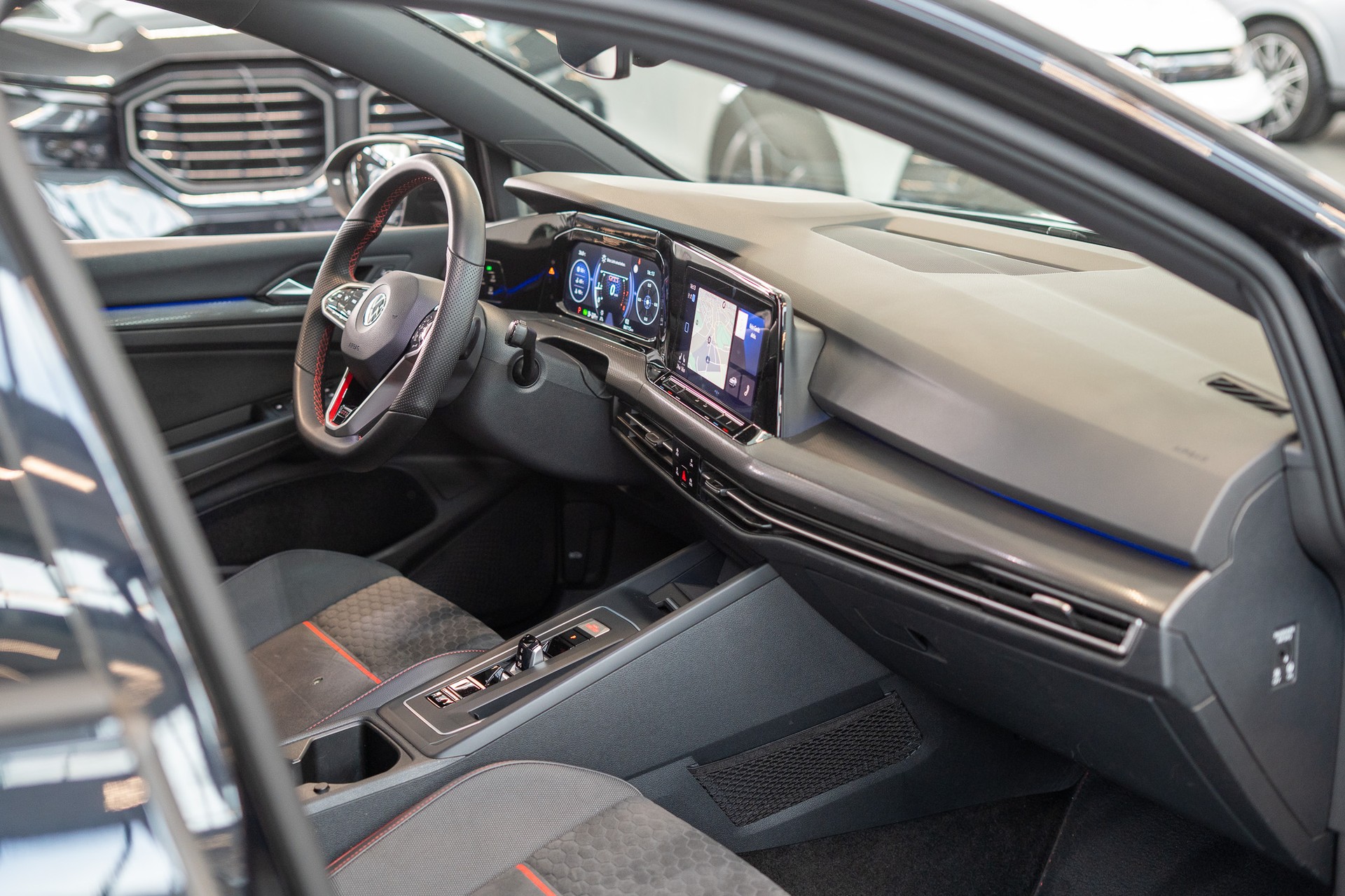 VW Golf VIII 2.0 TSI GTI Clubsport DSG / Schiebedach / Rückfahrkamera / Navi-image-14