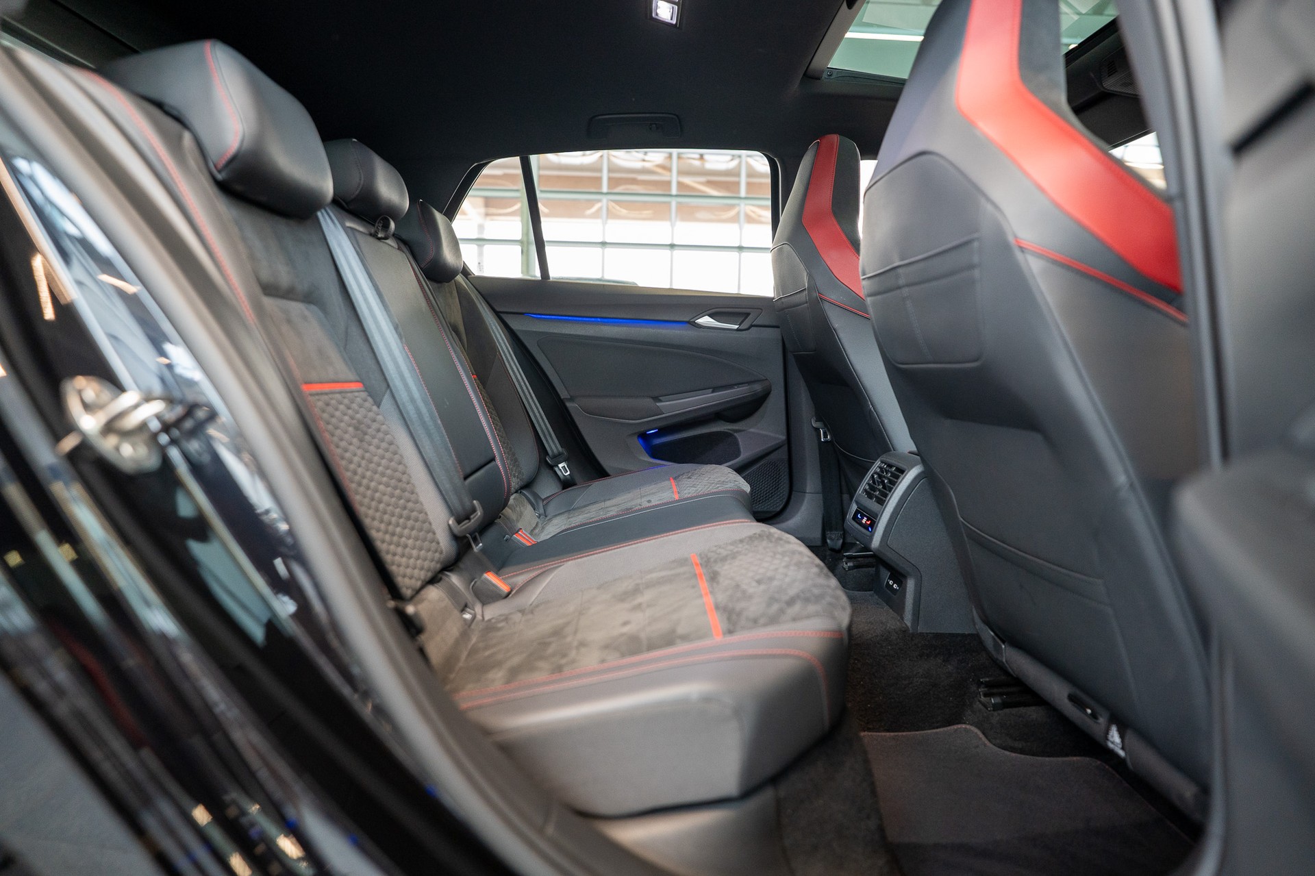 VW Golf VIII 2.0 TSI GTI Clubsport DSG / Schiebedach / Rückfahrkamera / Navi-image-12