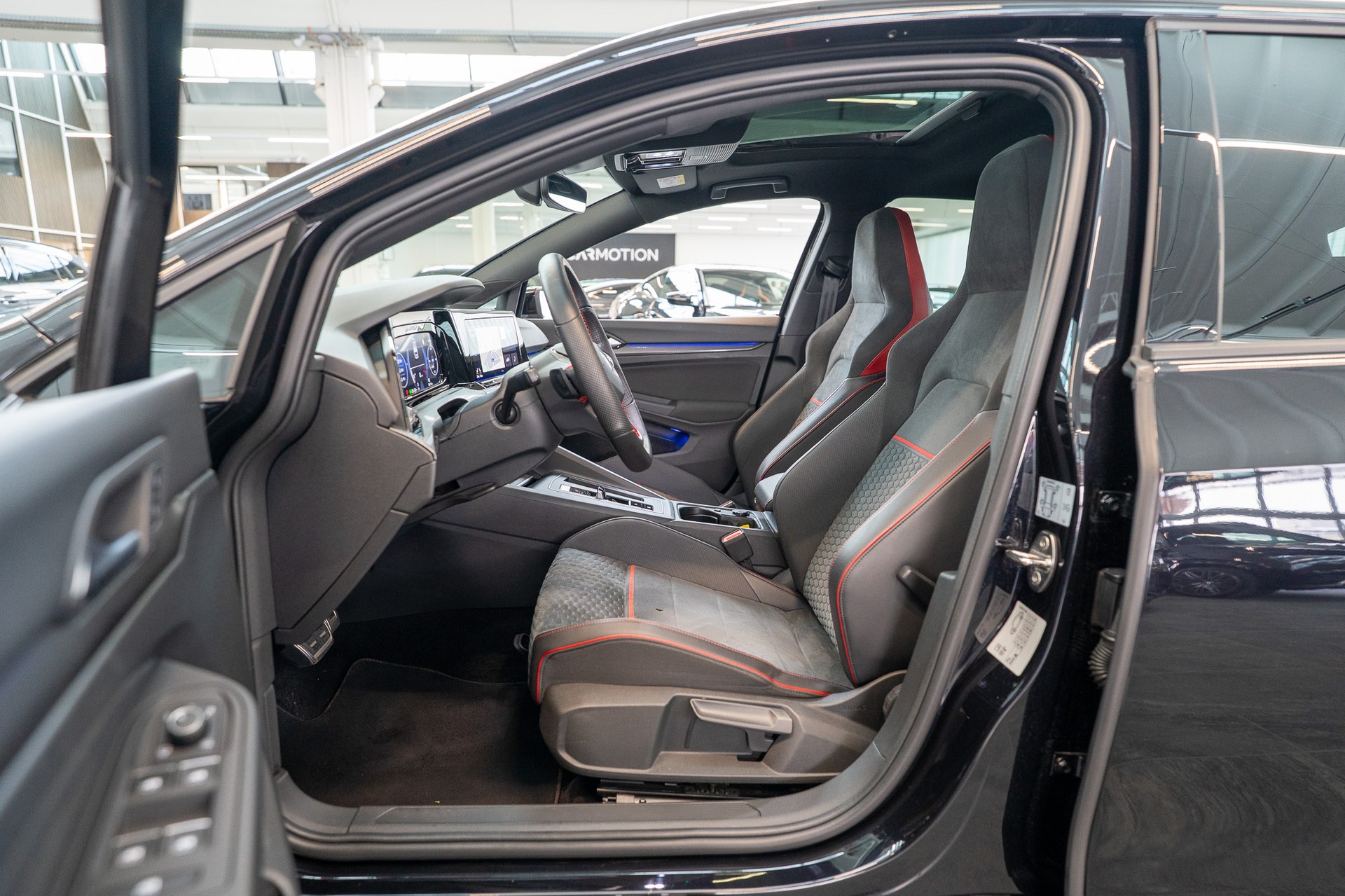 VW Golf VIII 2.0 TSI GTI Clubsport DSG / Schiebedach / Rückfahrkamera / Navi-image-9