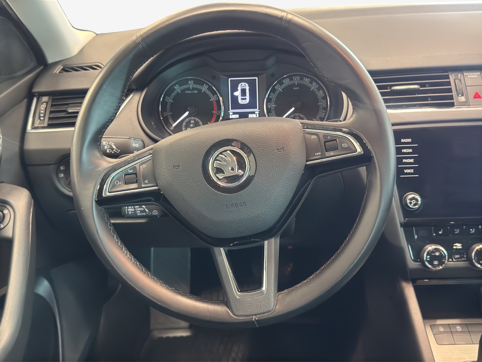 SKODA Octavia Combi 2.0 TSI Clever 4x4 DSG-image-9