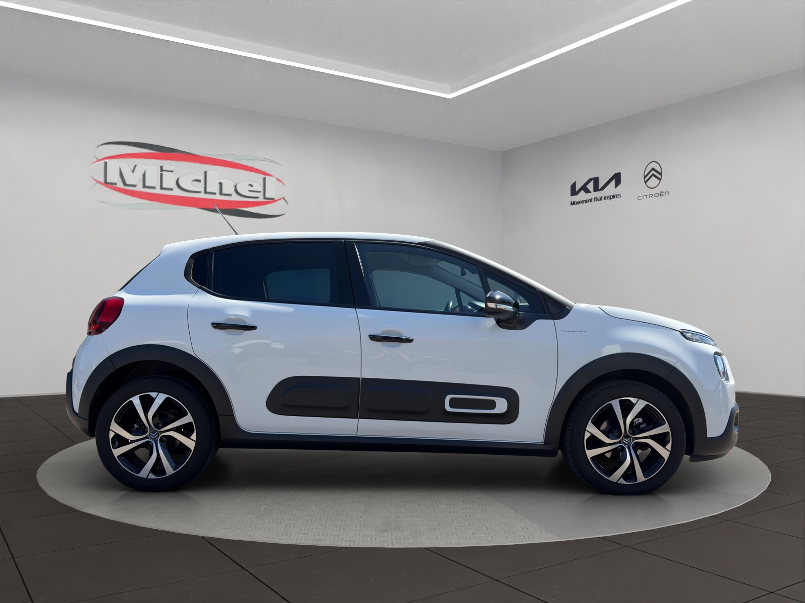 CITROEN C3 1.2i PureTech Shine Automat / Rückfahrkamera / Einparkhilfe vorne + hinten / Totwinkel-Assistent / inkl. Winterräder-image-3