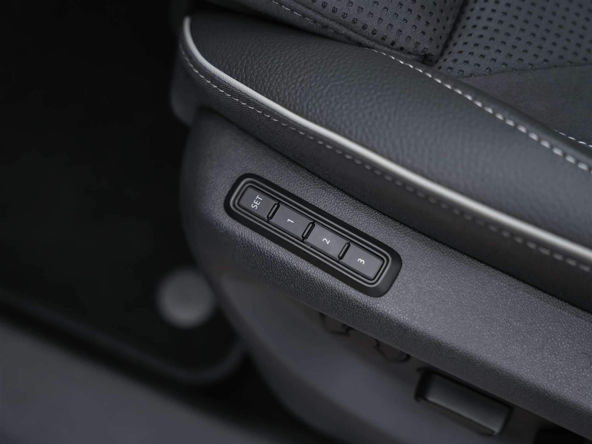 SKODA Kodiaq 2.0 TDI Sportline 4x4 *Panorama*7 Plätzer* Matrix LED*CANTON Soundsystem*-image-29