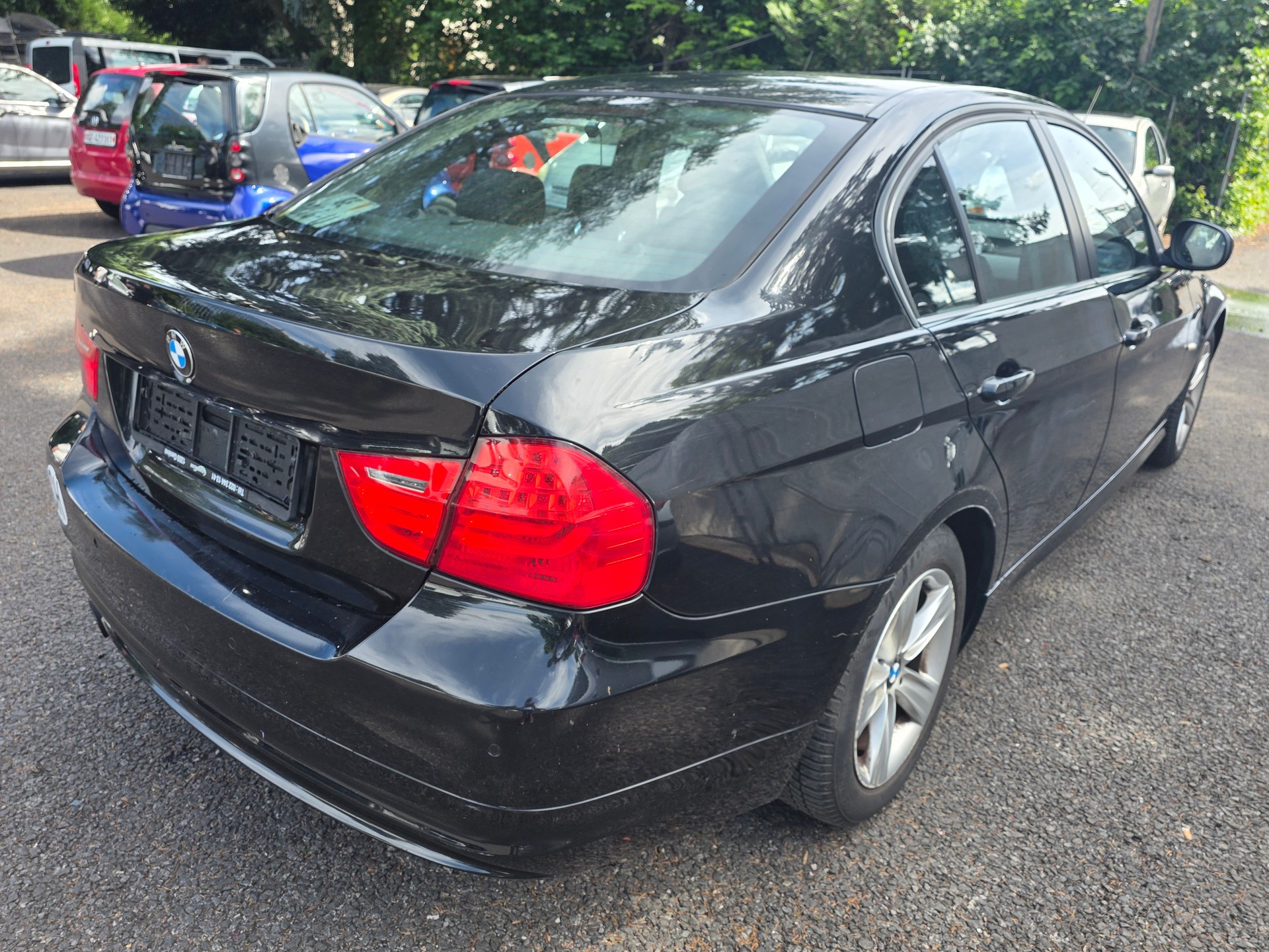 BMW 320i-image-3