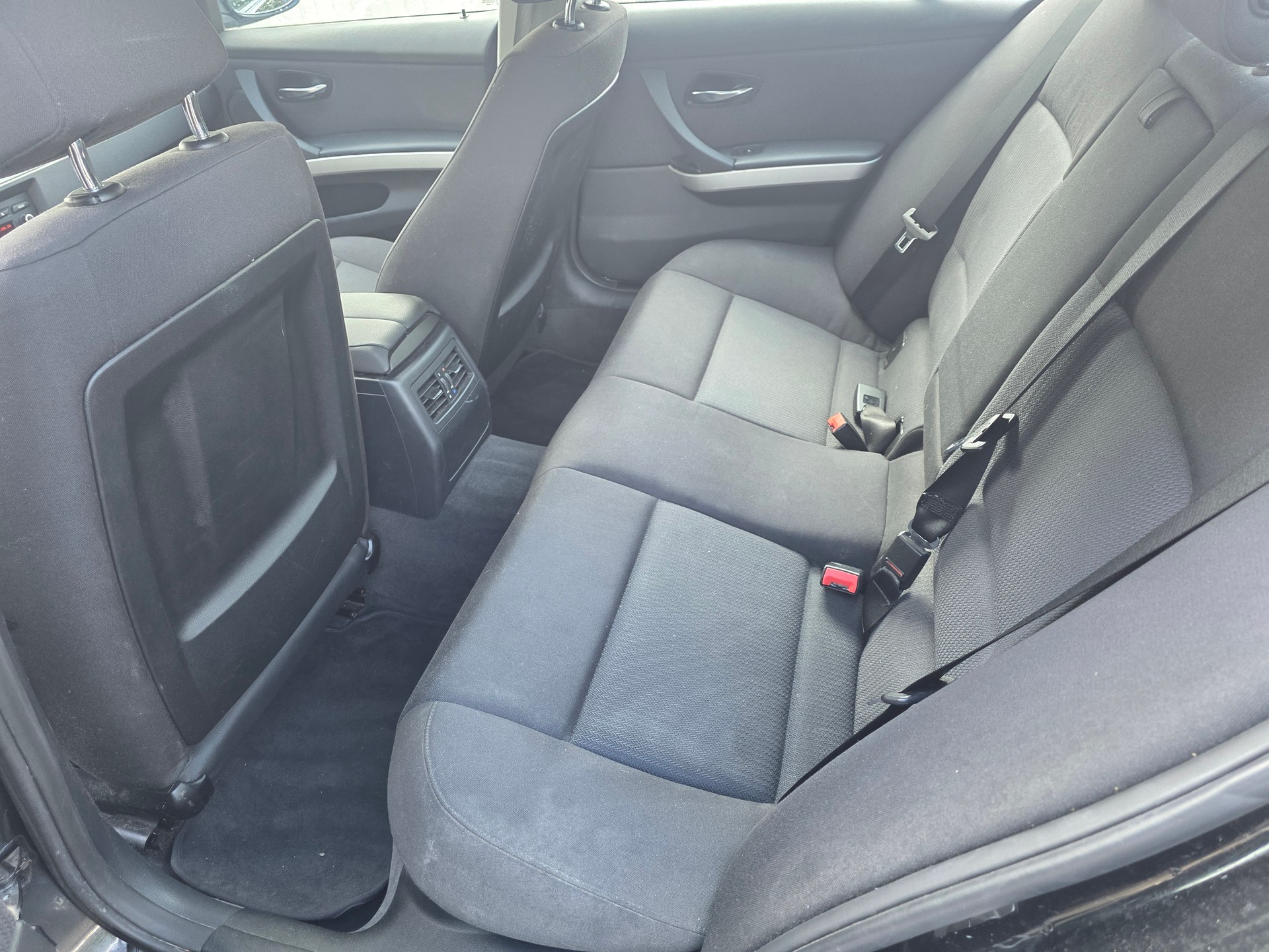 BMW 320i-image-7