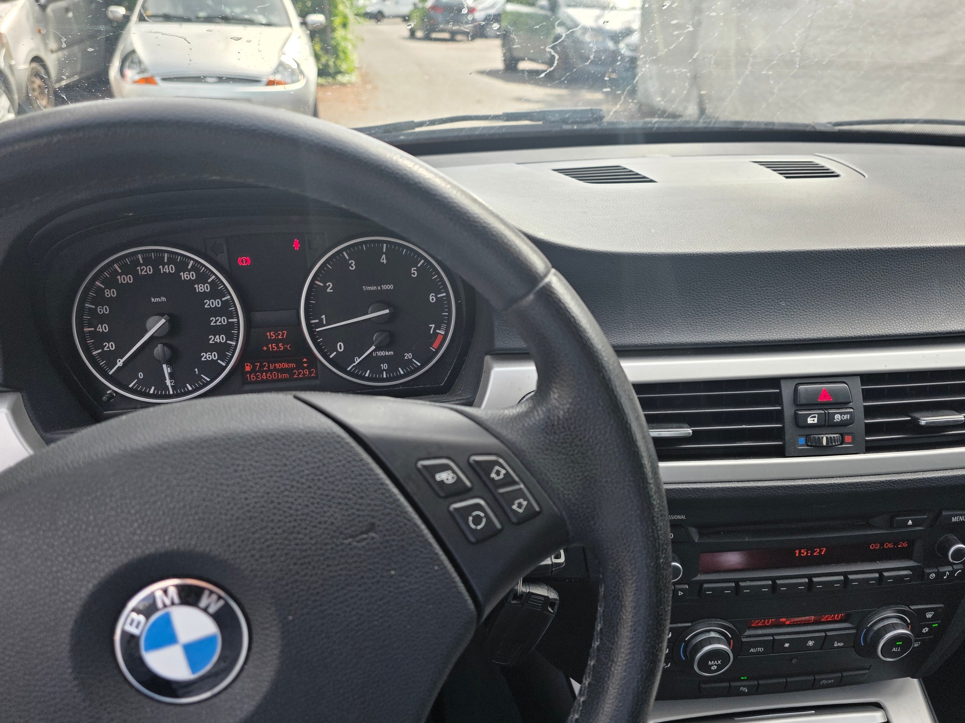 BMW 320i-image-6