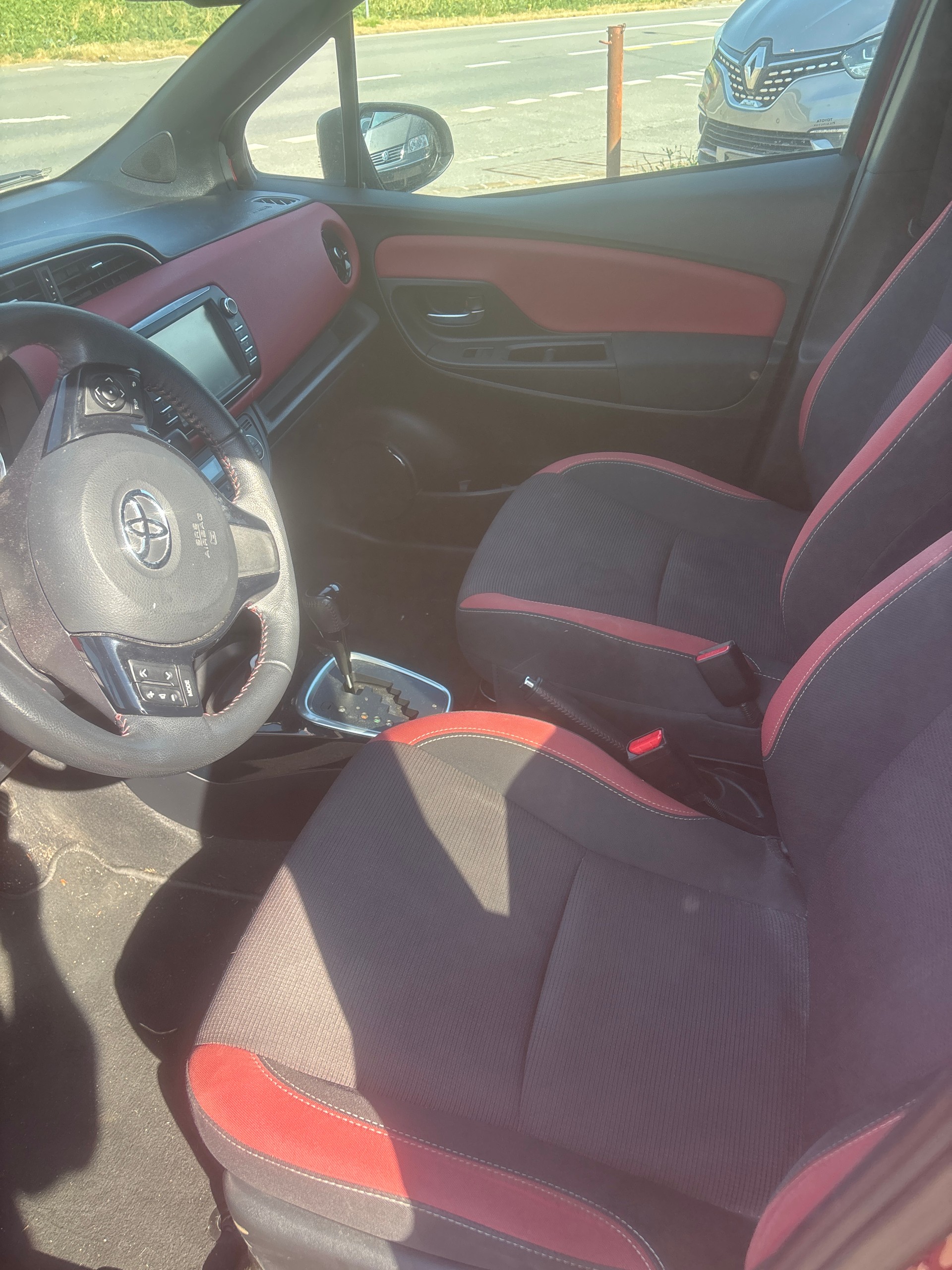 TOYOTA Yaris 1.5 VVT-i Hybrid Premium e-CVT-image-2