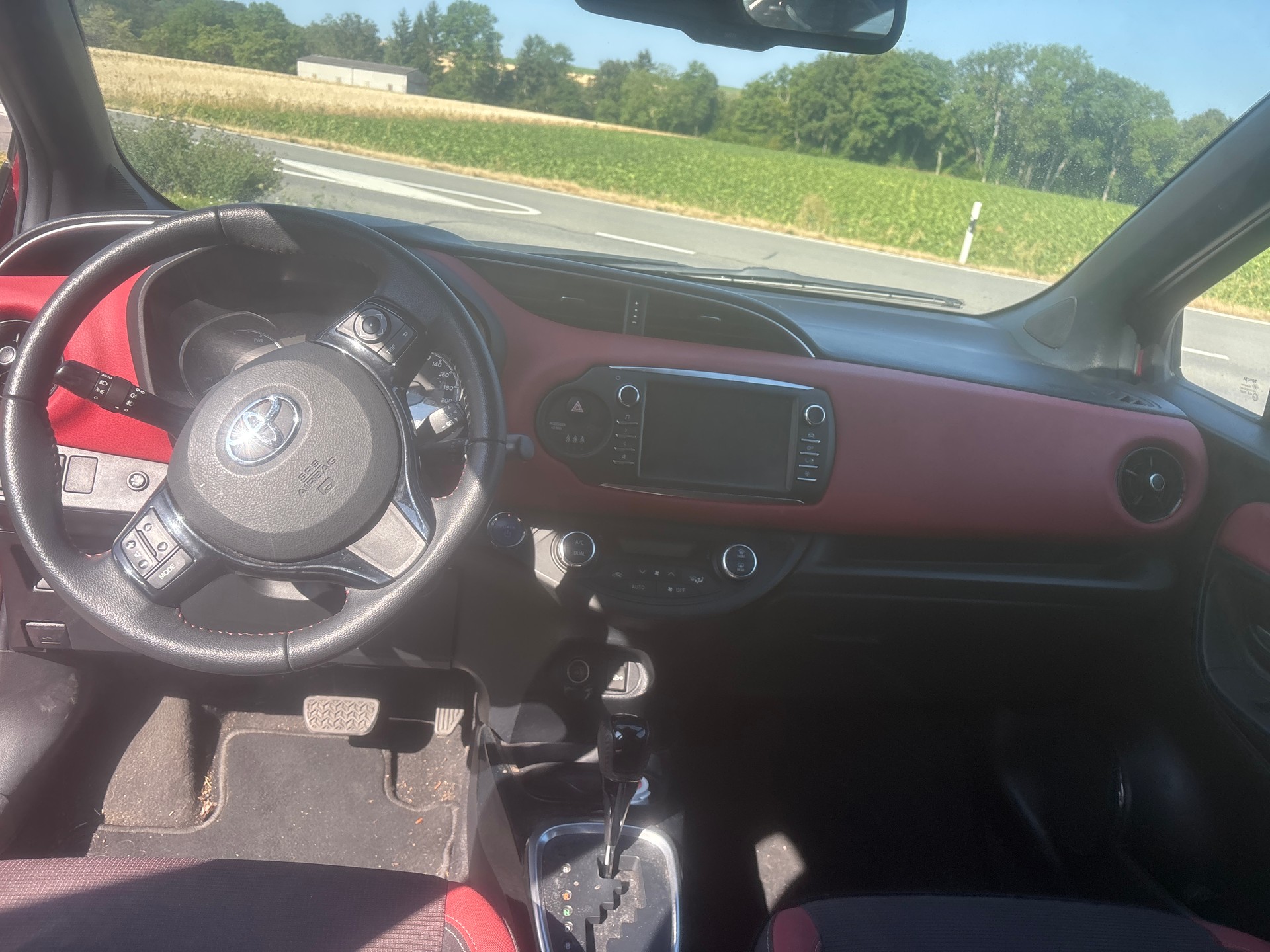 TOYOTA Yaris 1.5 VVT-i Hybrid Premium e-CVT-image-4