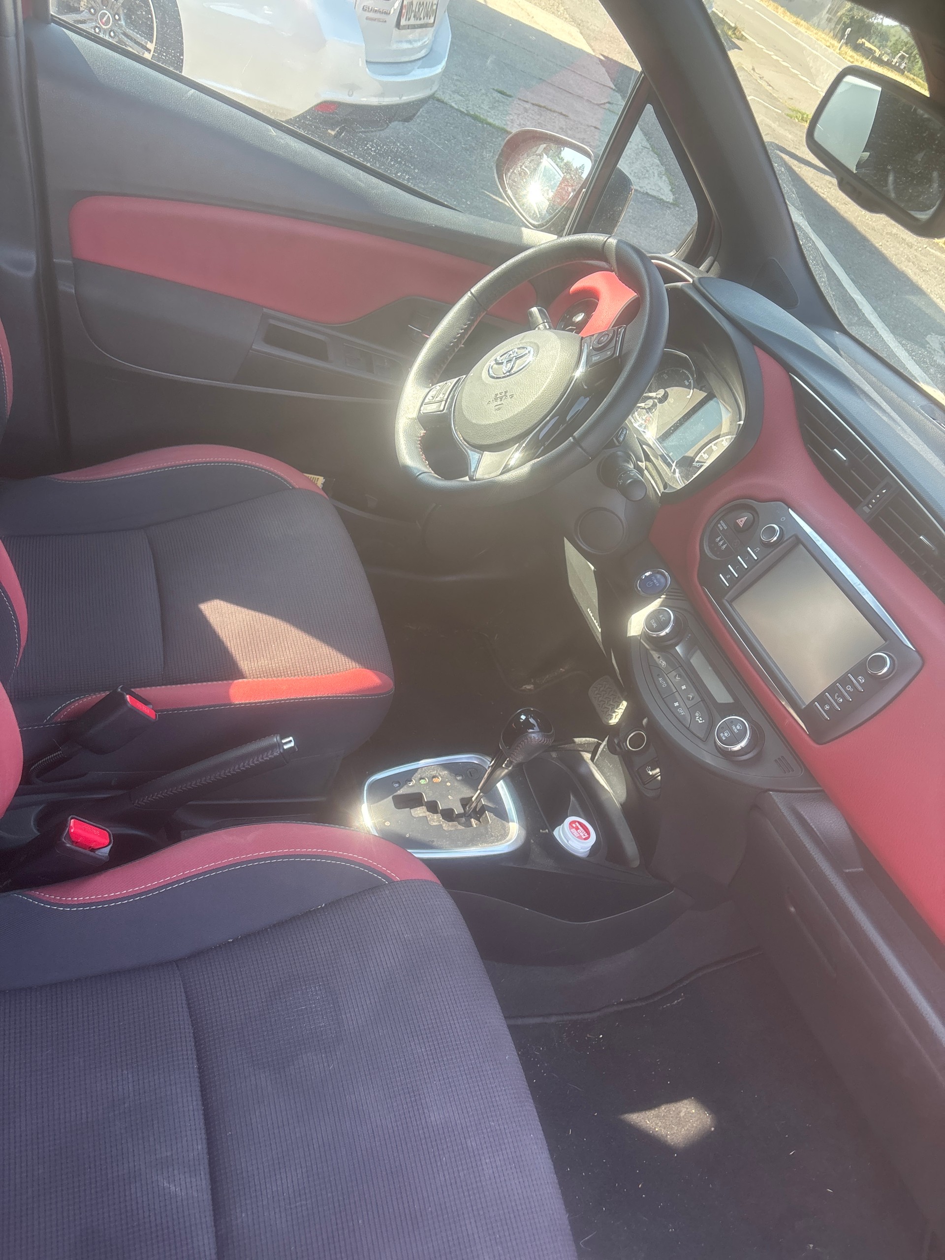 TOYOTA Yaris 1.5 VVT-i Hybrid Premium e-CVT-image-11