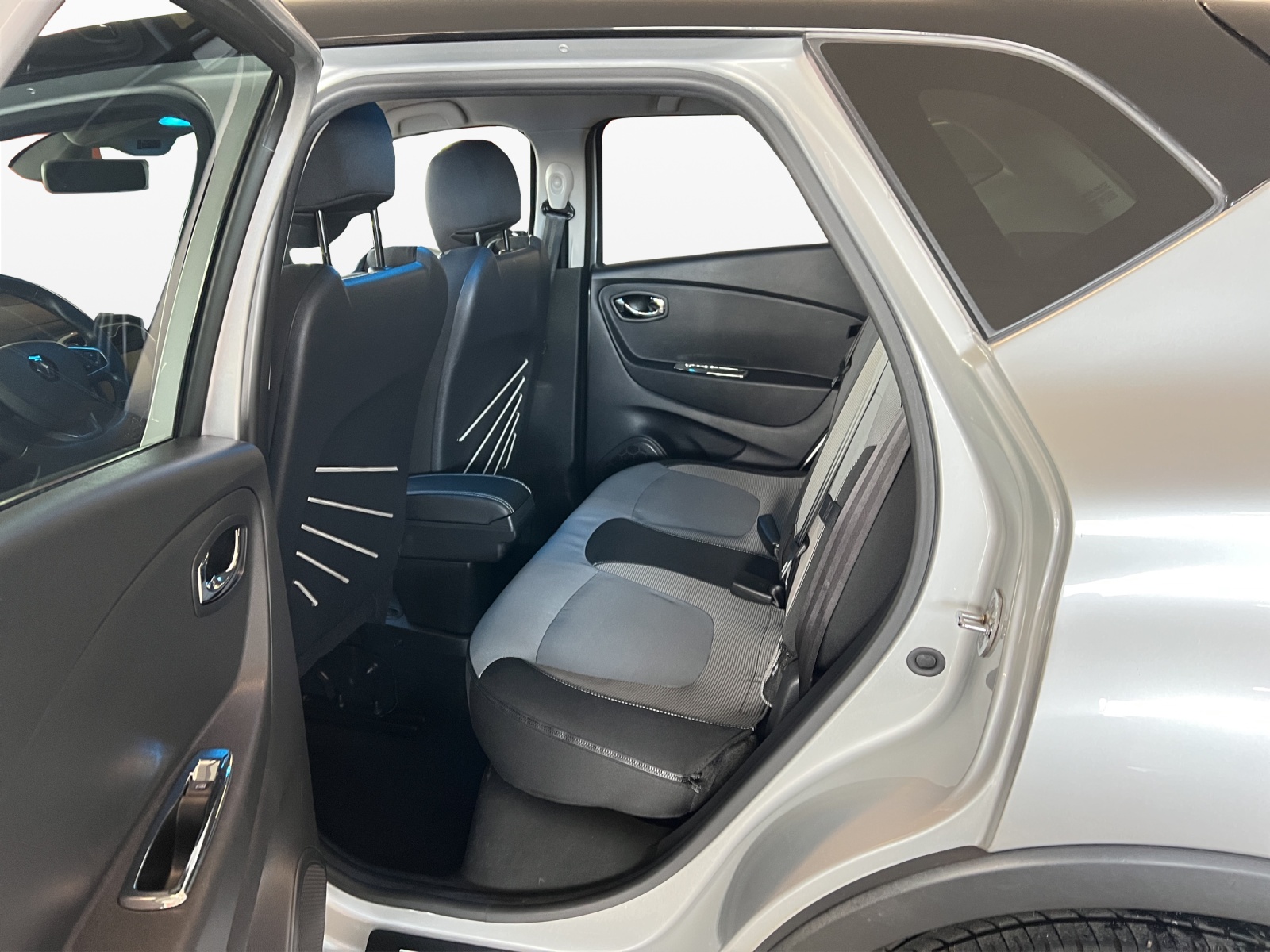 RENAULT Captur 1.5 dCi Intens-image-11