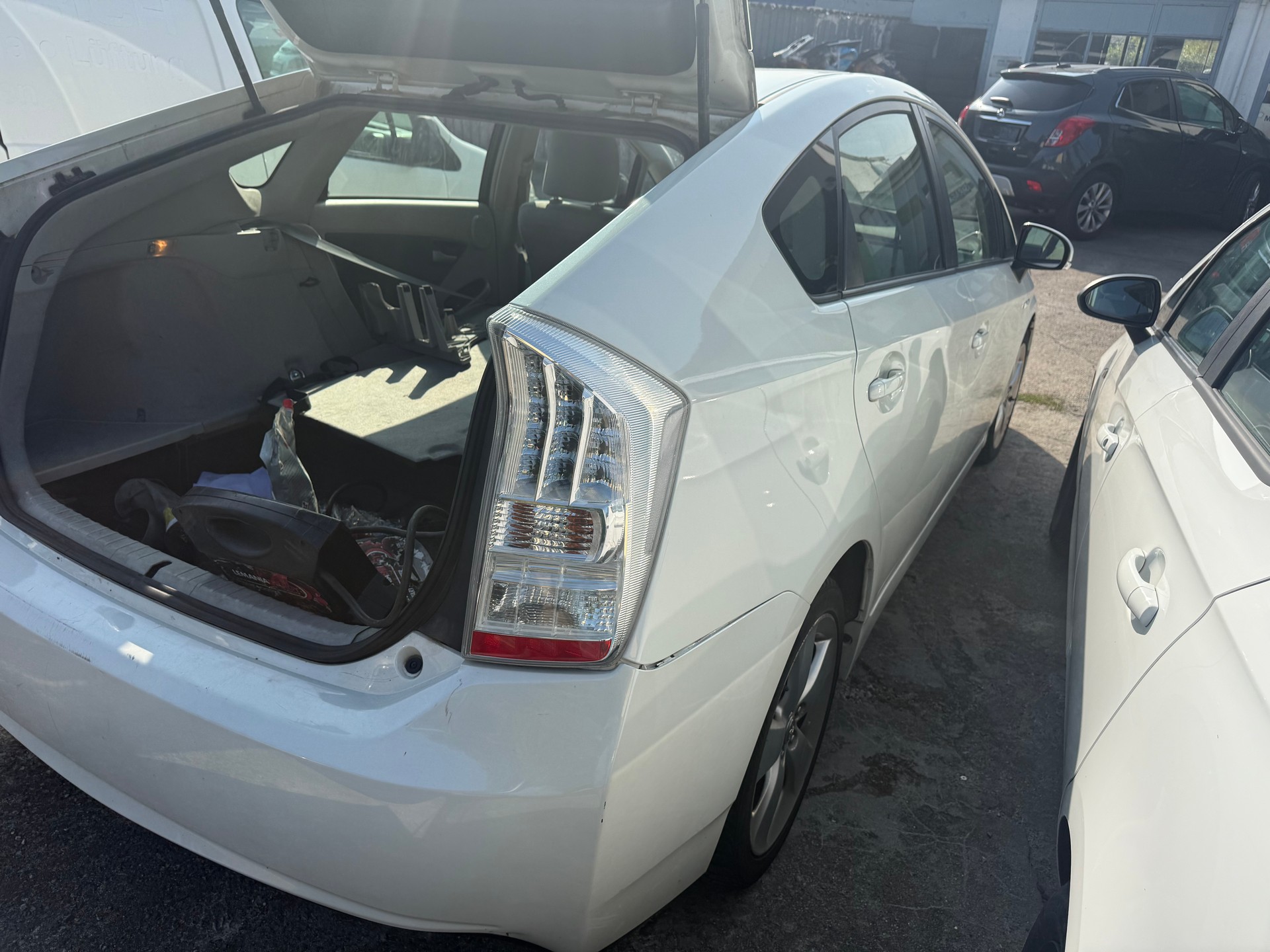 TOYOTA Prius 1.8 16V HSD Luna-image-3