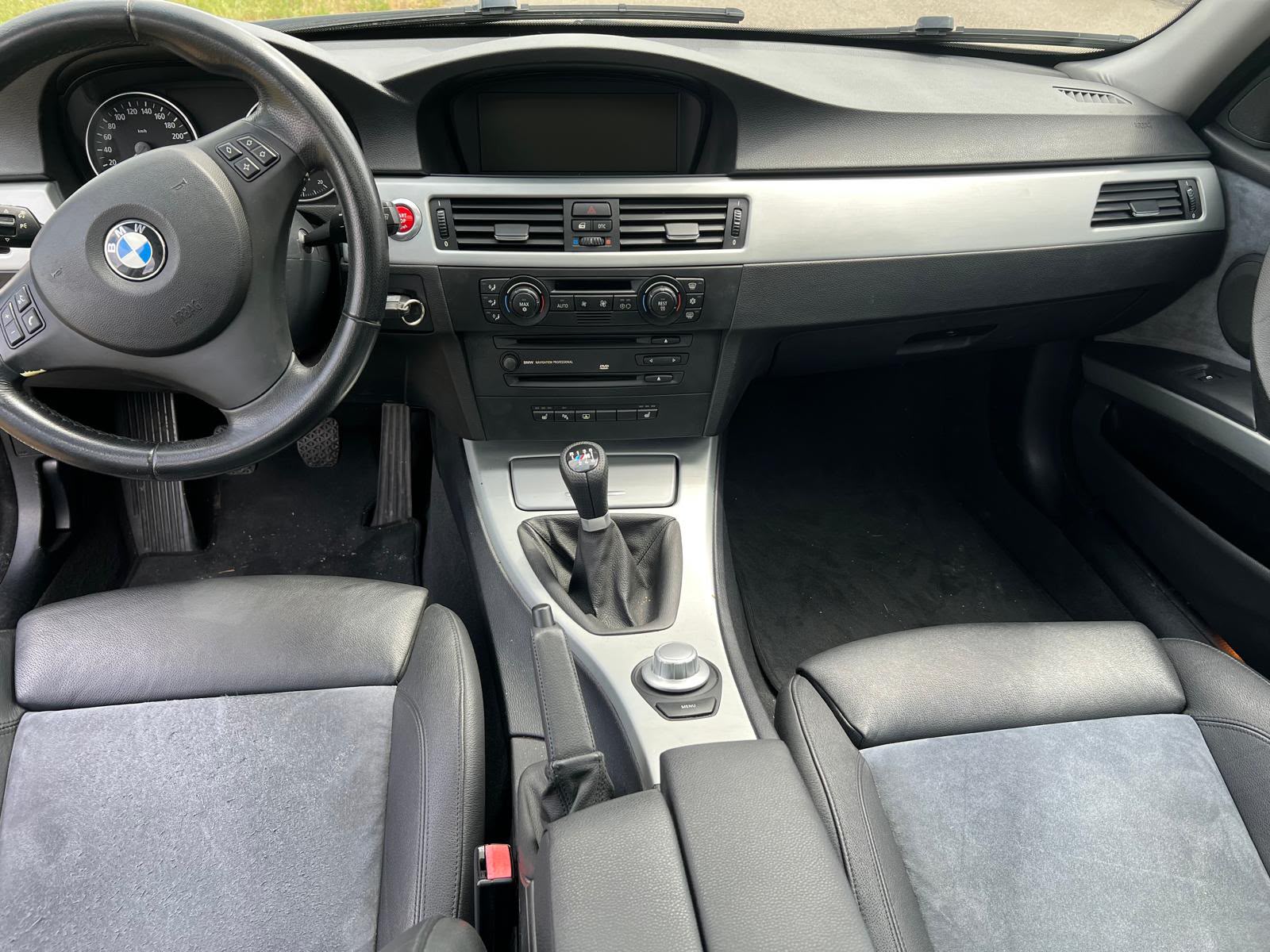 BMW 330i-image-8