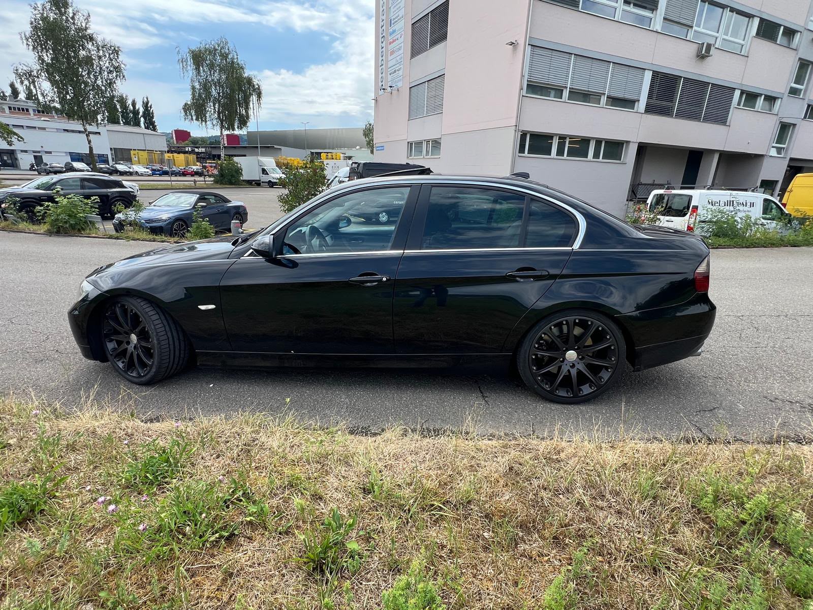 BMW 330i-image-5