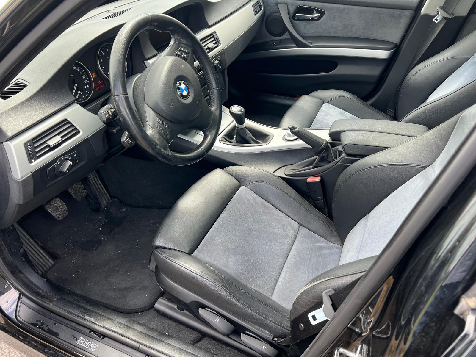 BMW 330i-image-6
