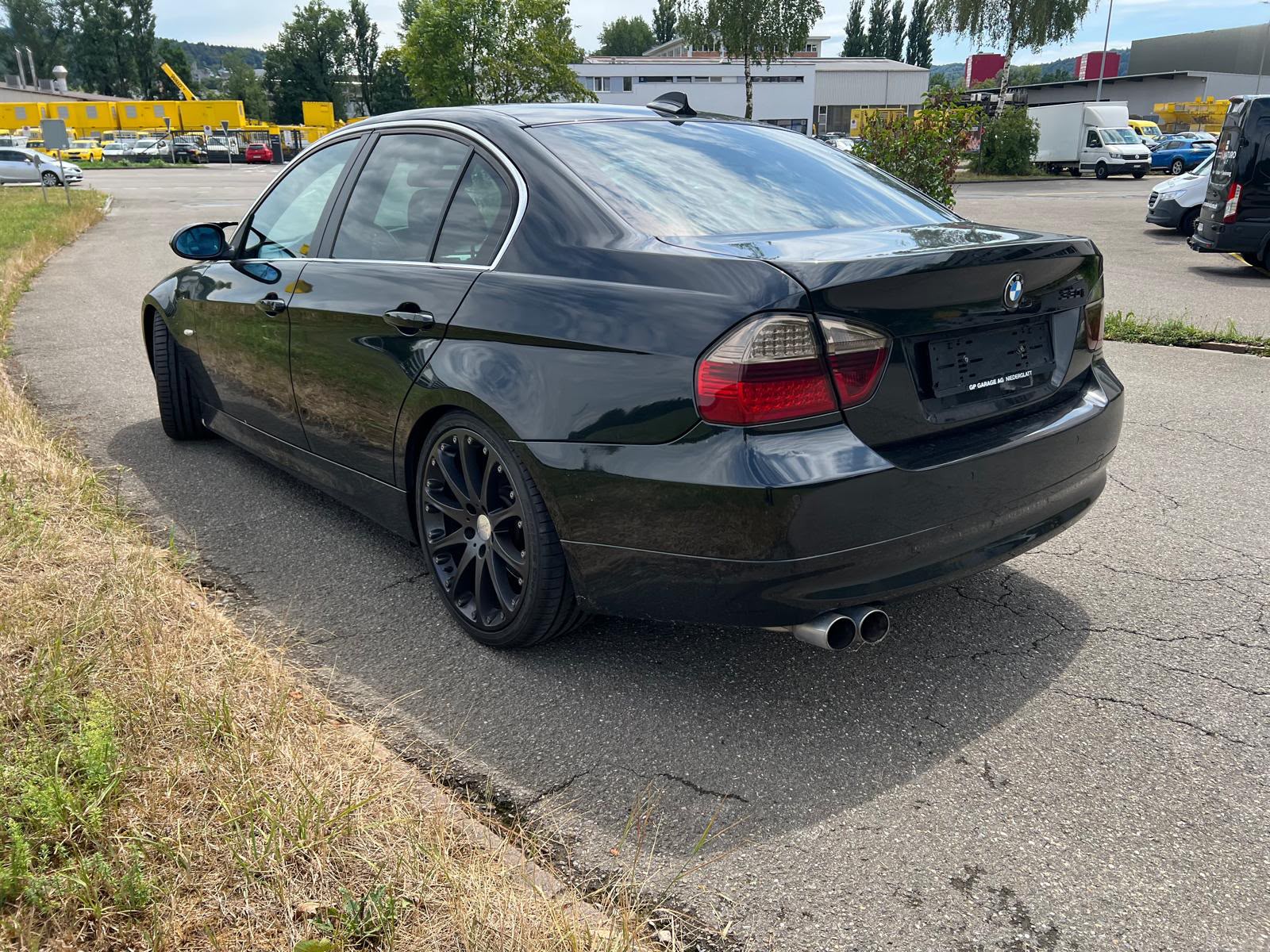 BMW 330i-showroom-element-2