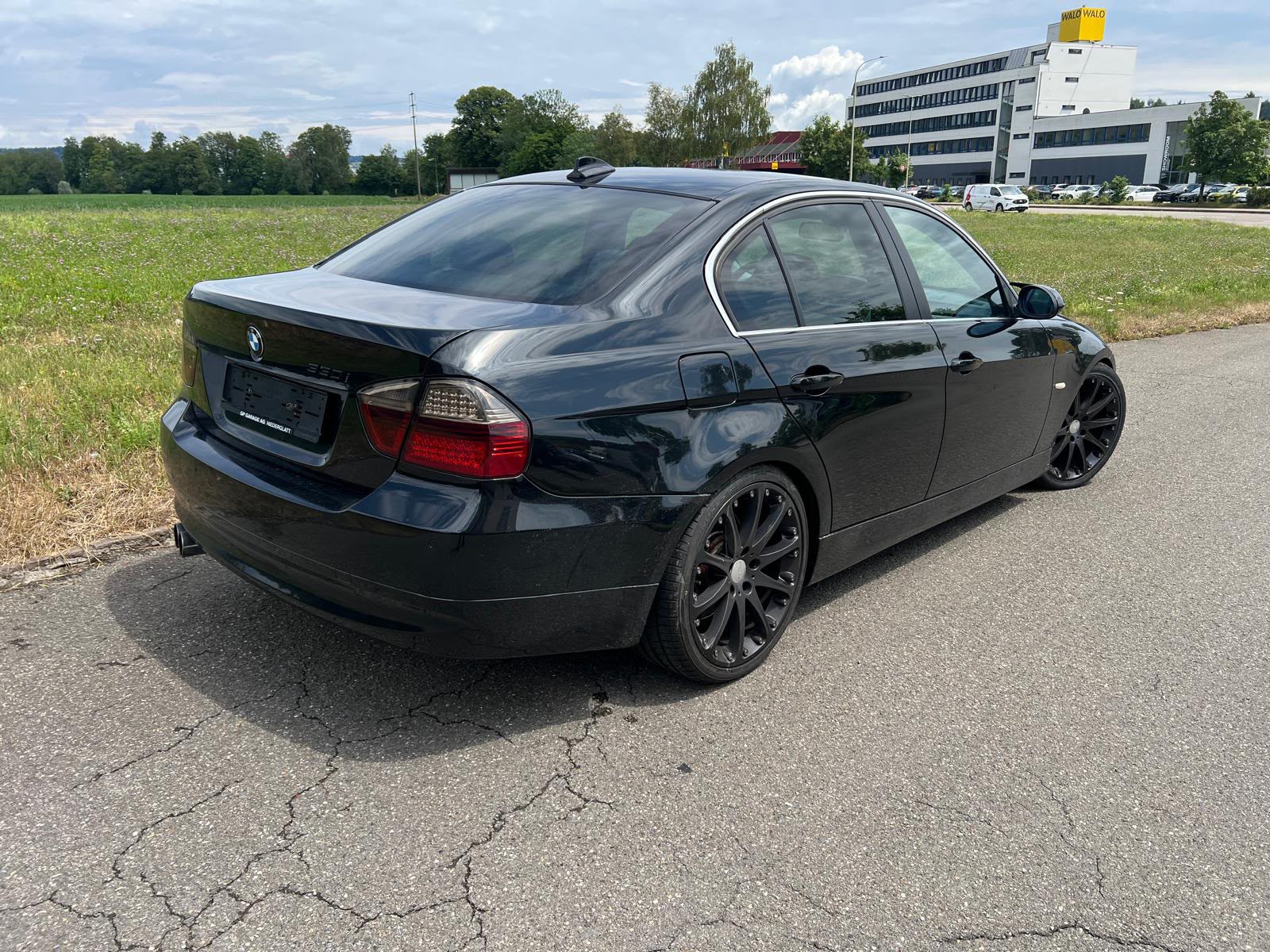 BMW 330i-showroom-element-1