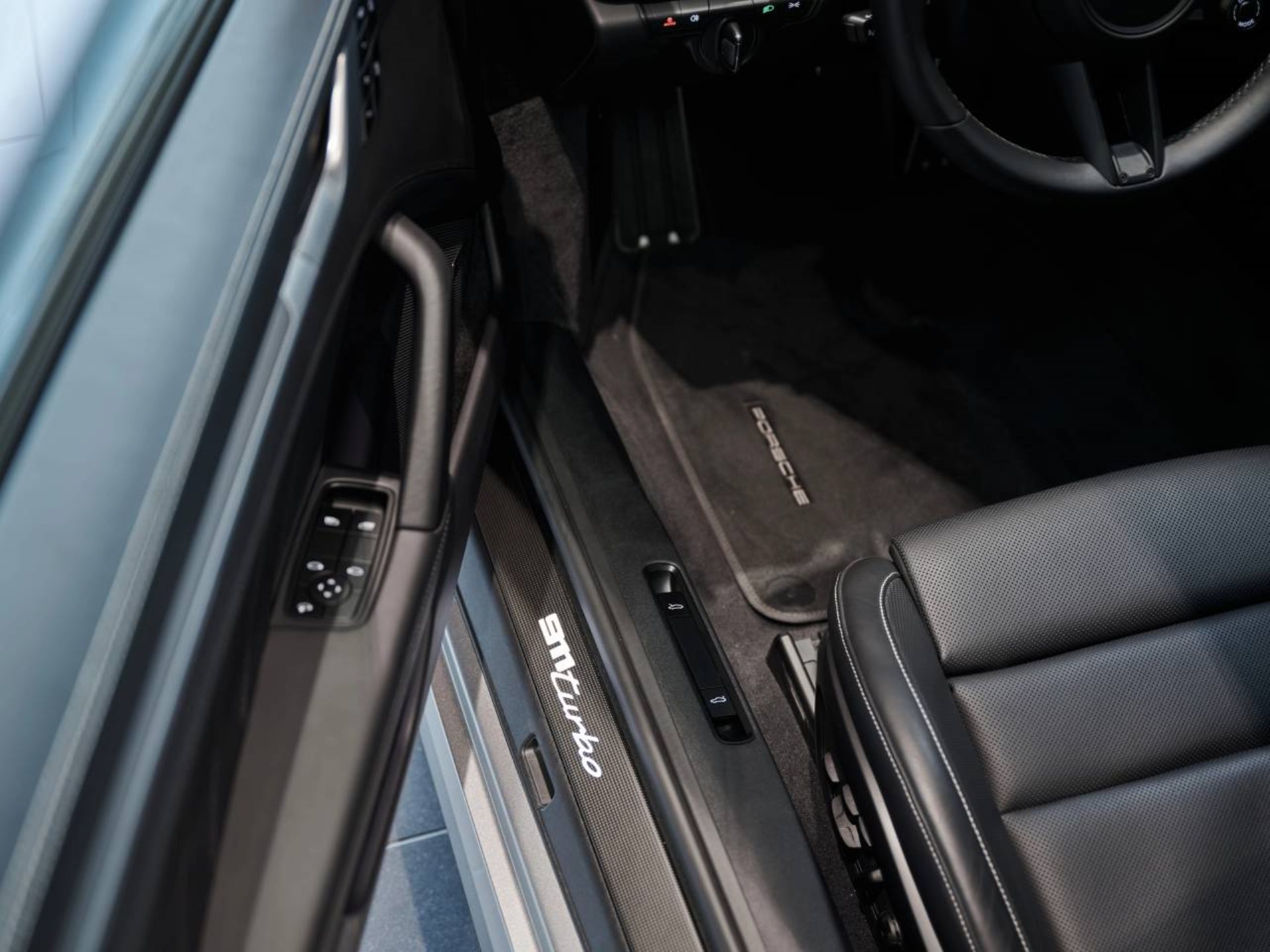 PORSCHE 911 Turbo-image-18