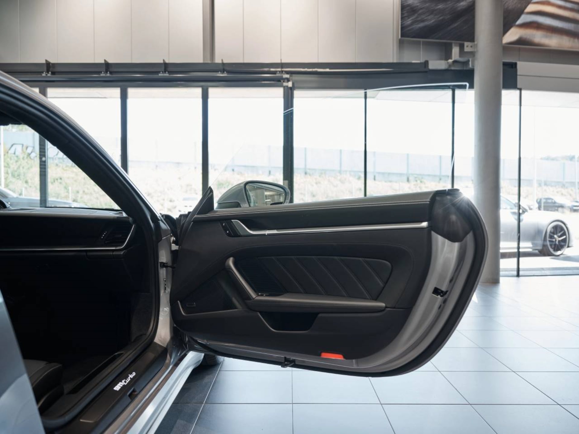 PORSCHE 911 Turbo-image-19