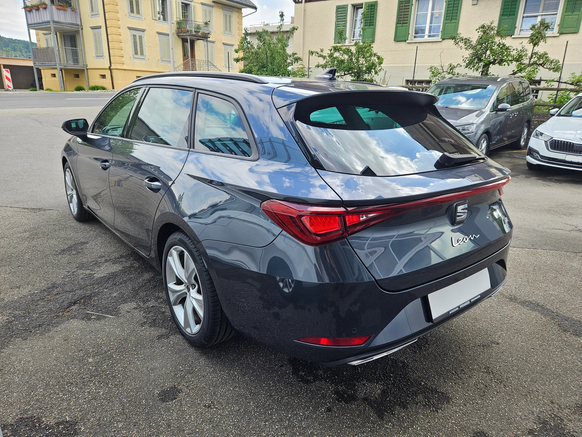 SEAT Leon ST 1.5 eTSI mHEV DSG FR-image-2