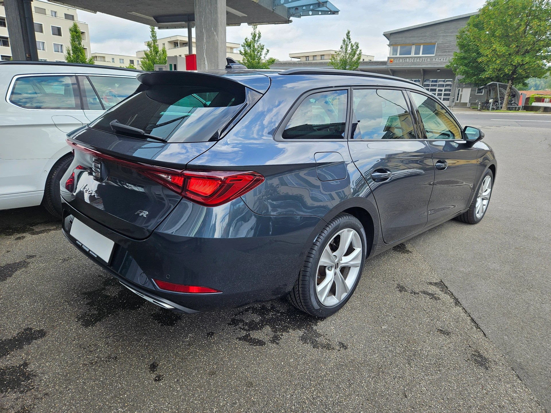 SEAT Leon ST 1.5 eTSI mHEV DSG FR-image-1