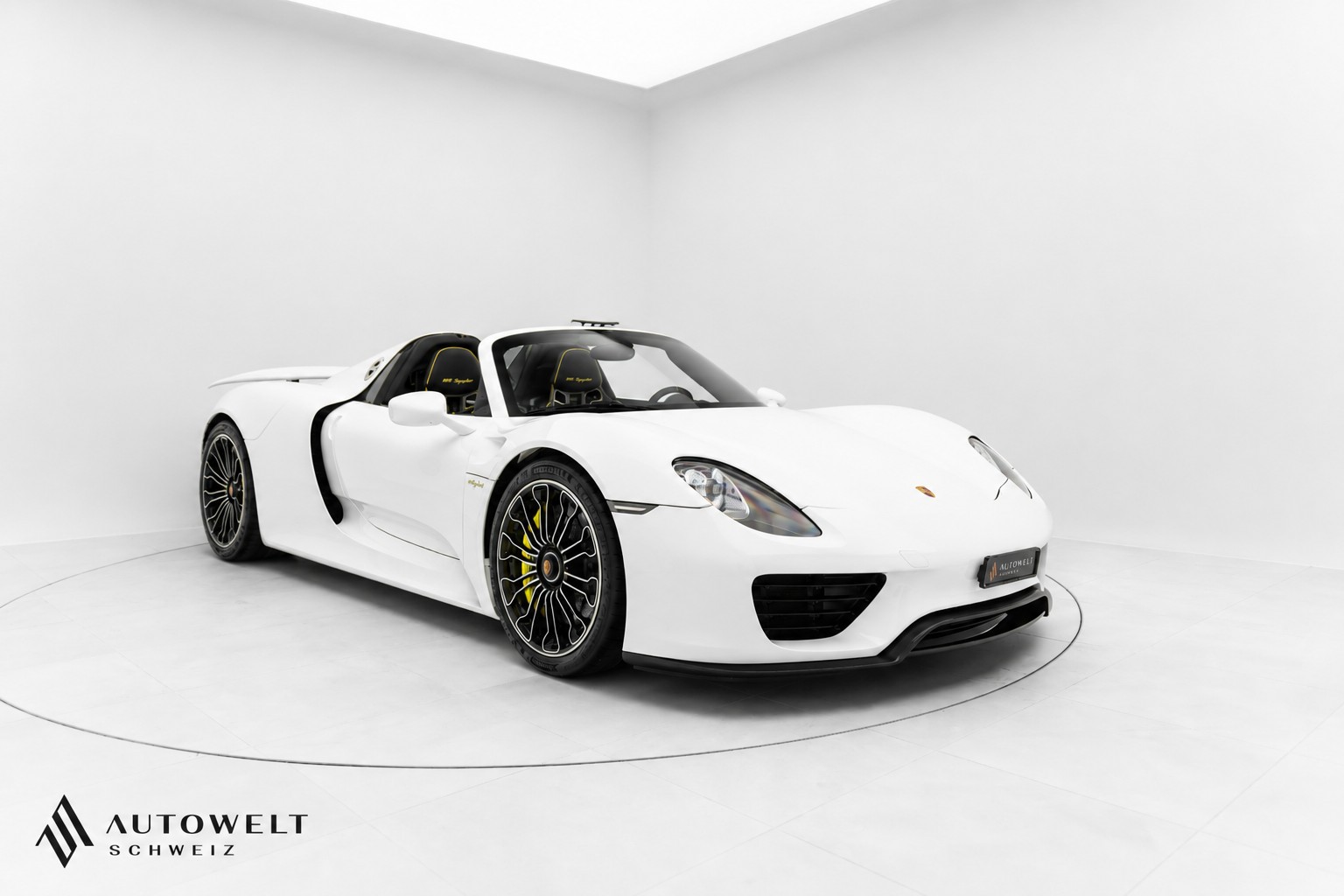 PORSCHE 918 Spyder-image-0