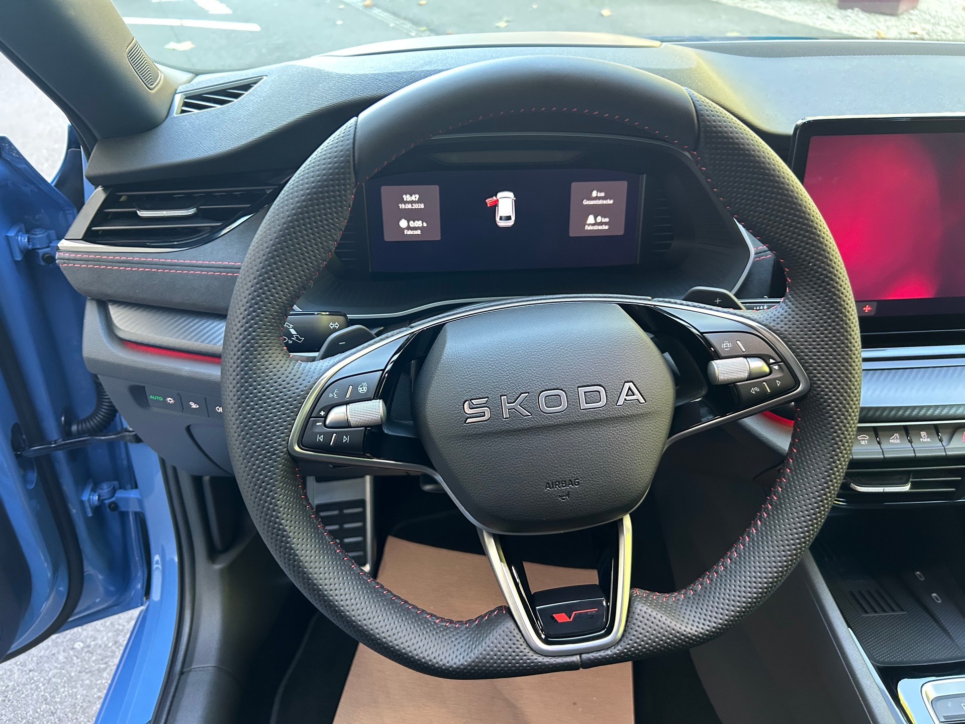 SKODA Octavia Combi 2.0 TSI DSG RS 30 Years Edition-image-8