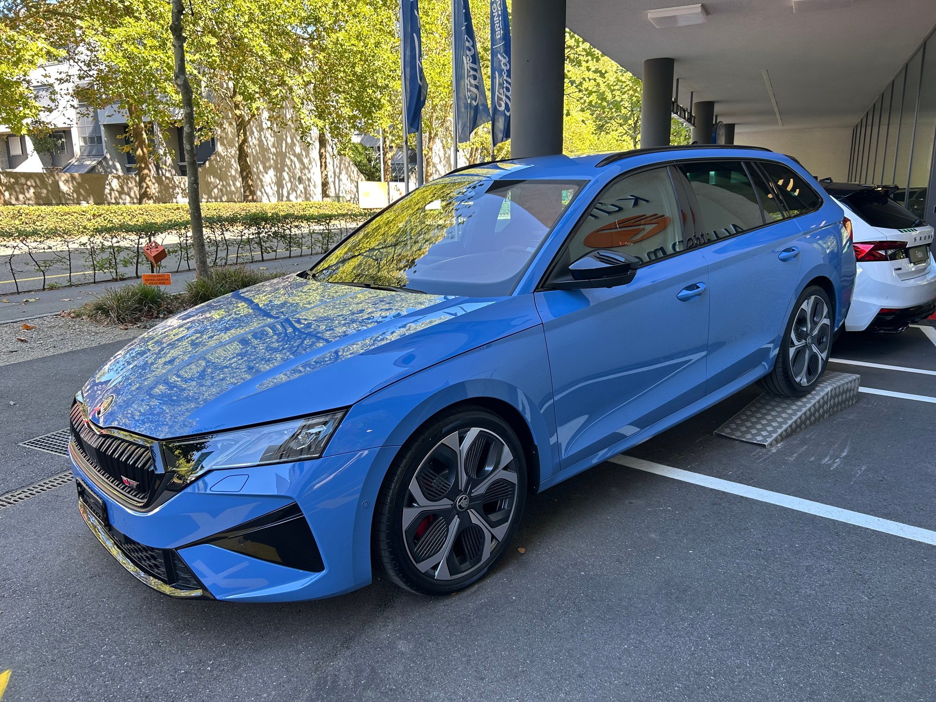 SKODA Octavia Combi 2.0 TSI DSG RS 30 Years Edition-image-5