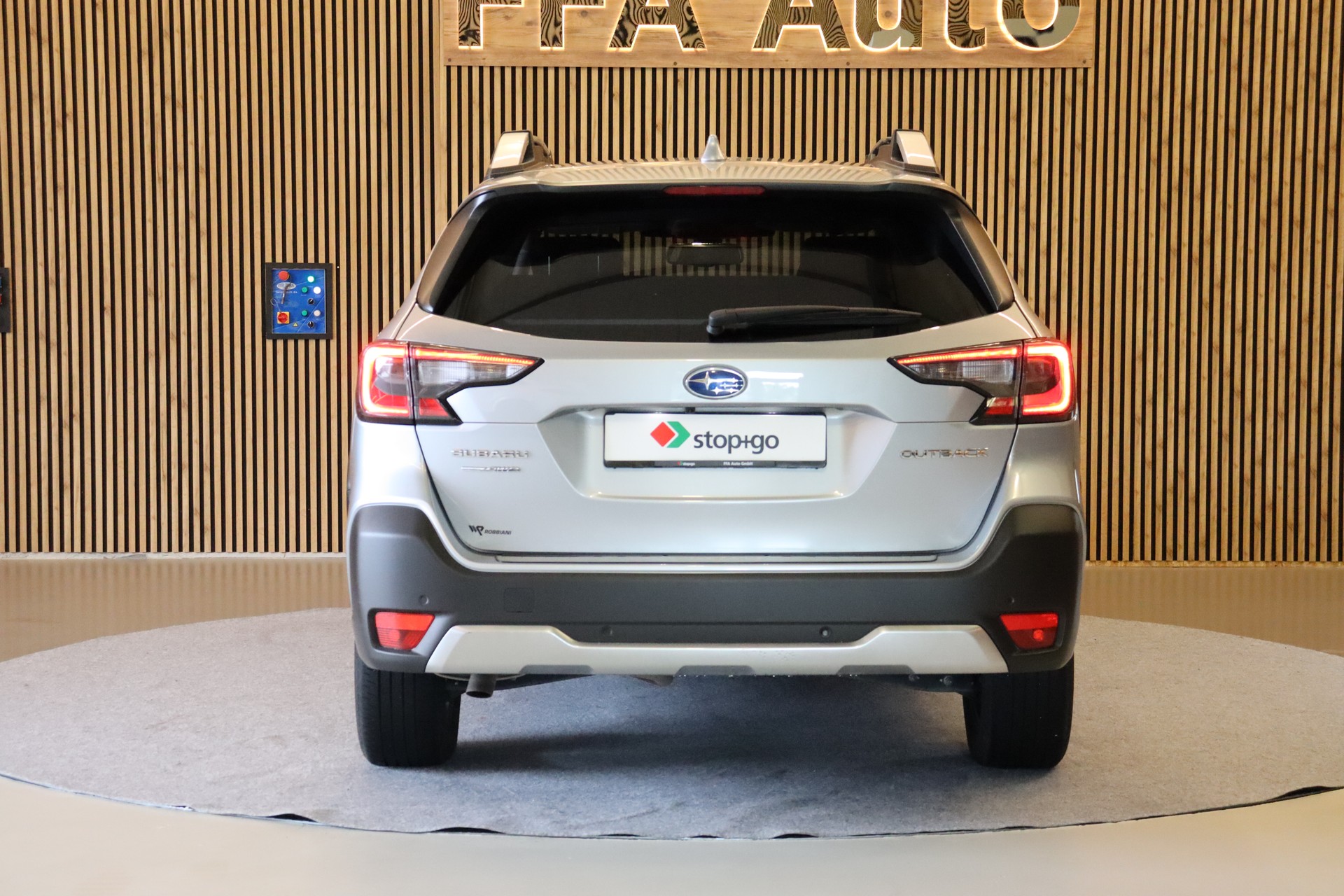 SUBARU Outback 2.5i Luxury-image-9