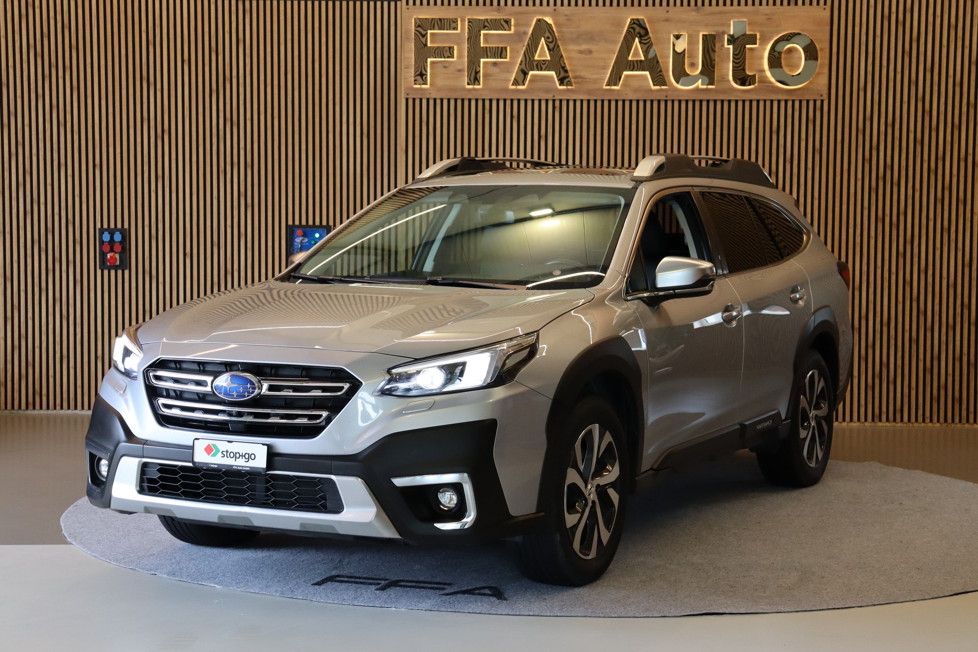 SUBARU Outback 2.5i Luxury-image-1