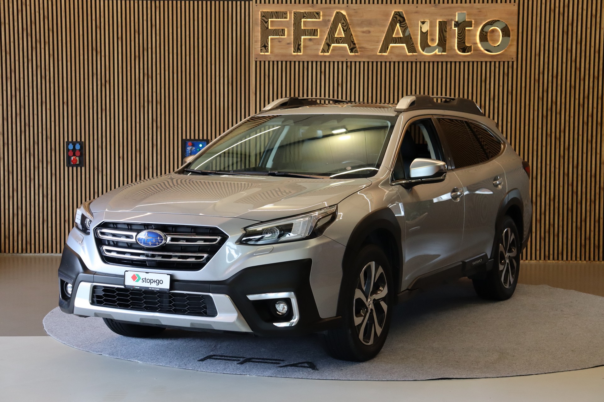 SUBARU Outback 2.5i Luxury-image-0