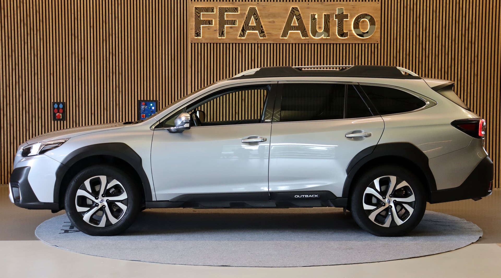 SUBARU Outback 2.5i Luxury-image-11
