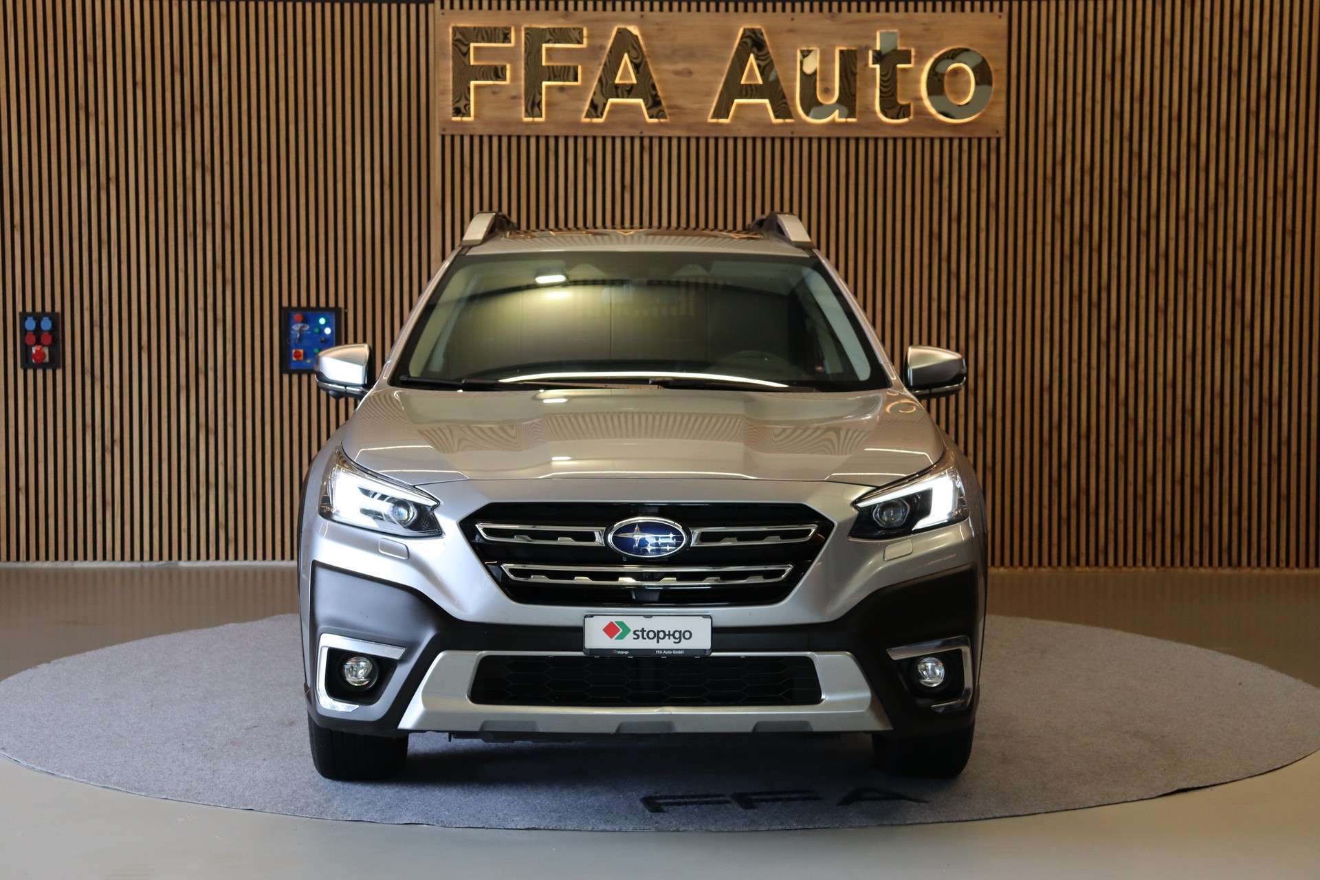 SUBARU Outback 2.5i Luxury-image-3