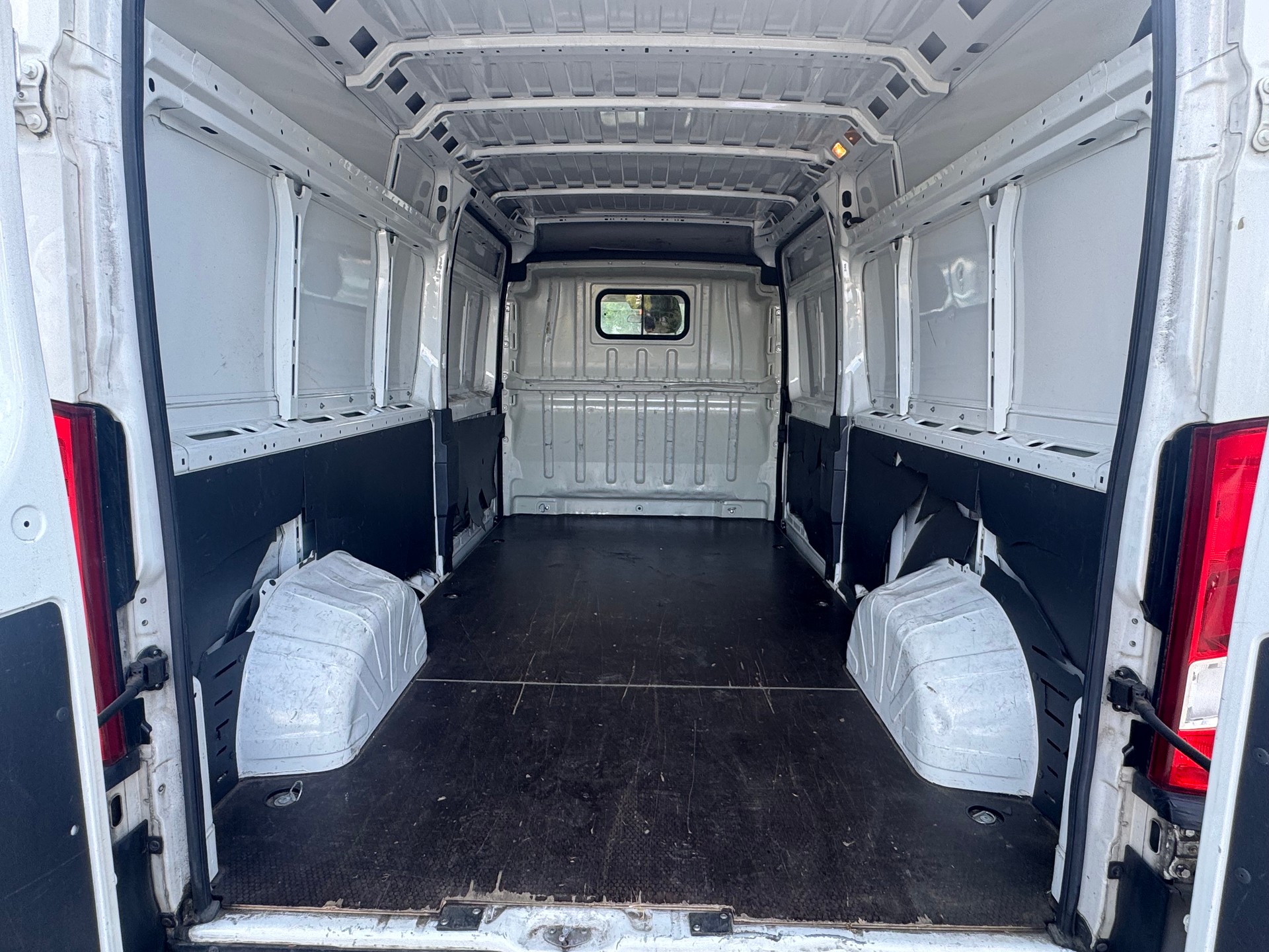 PEUGEOT Boxer 2.2 HDI 335 Pro L3H2-image-8