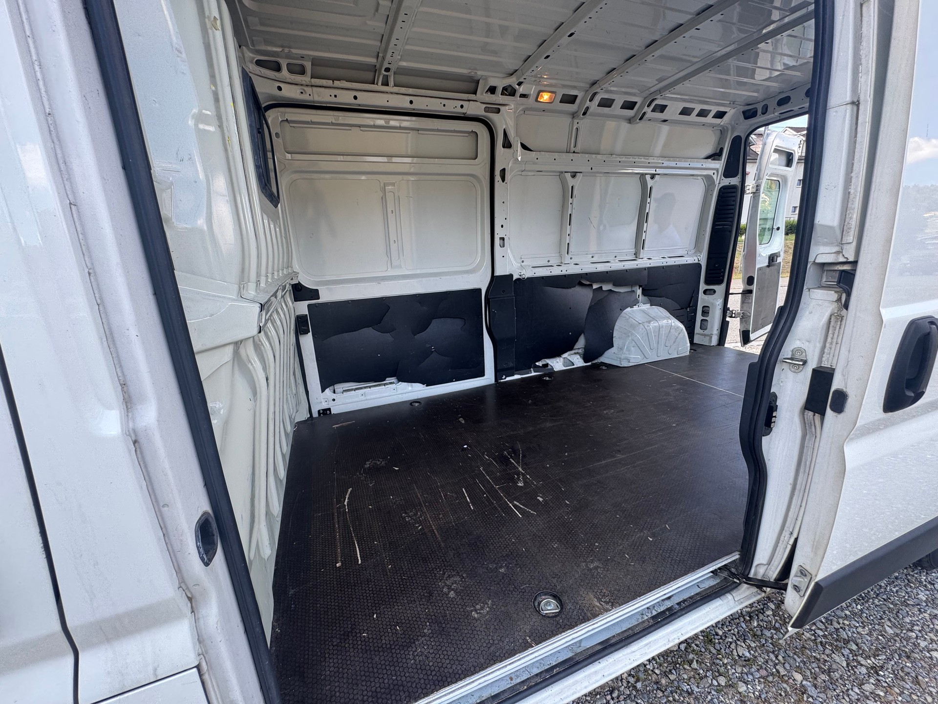 PEUGEOT Boxer 2.2 HDI 335 Pro L3H2-image-4