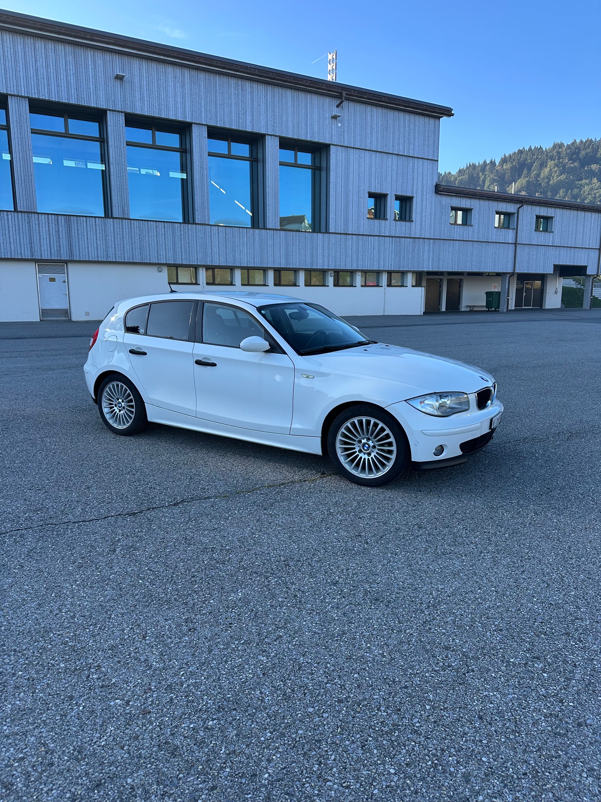 BMW 118i-image-0