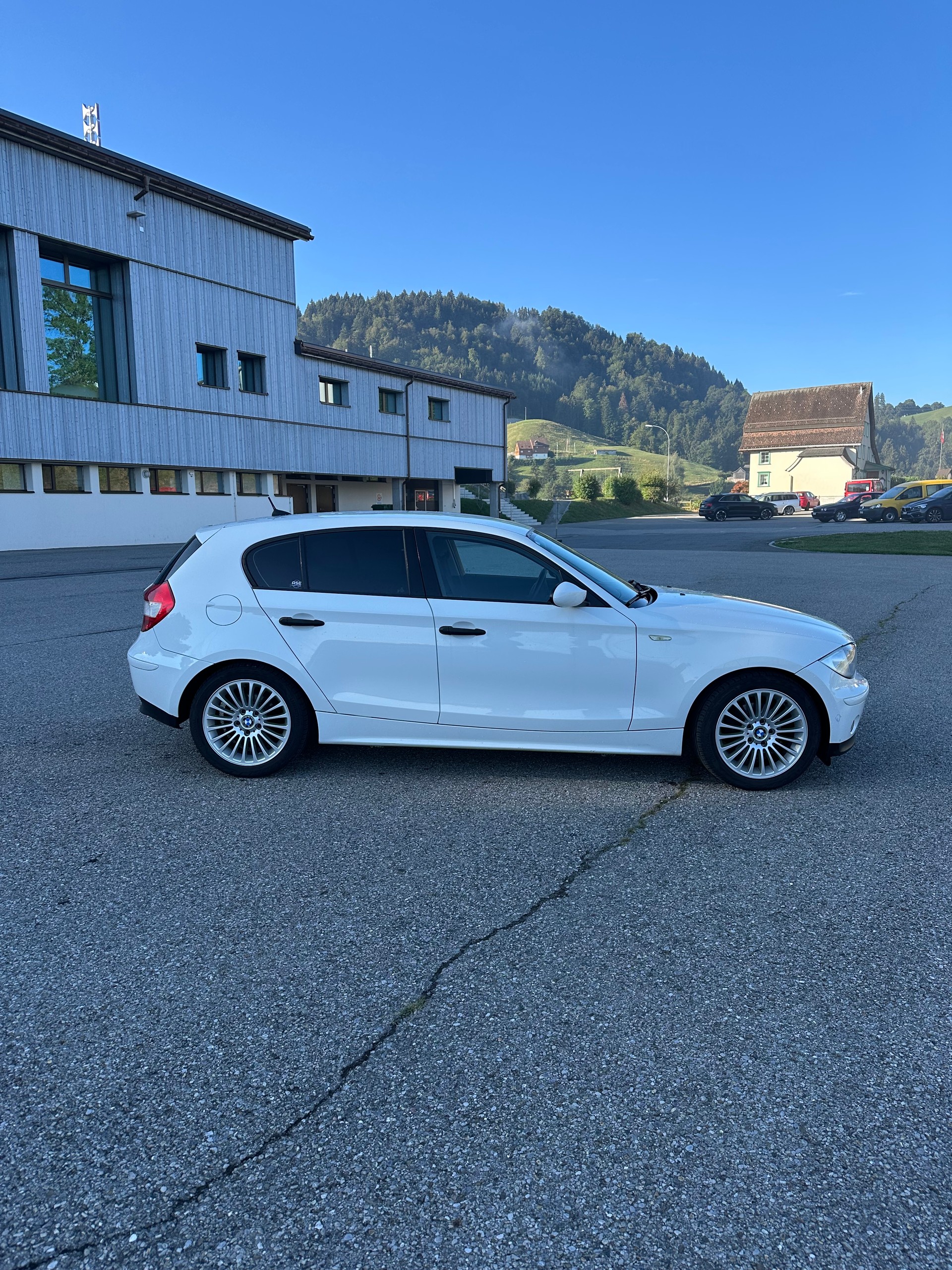BMW 118i-image-2