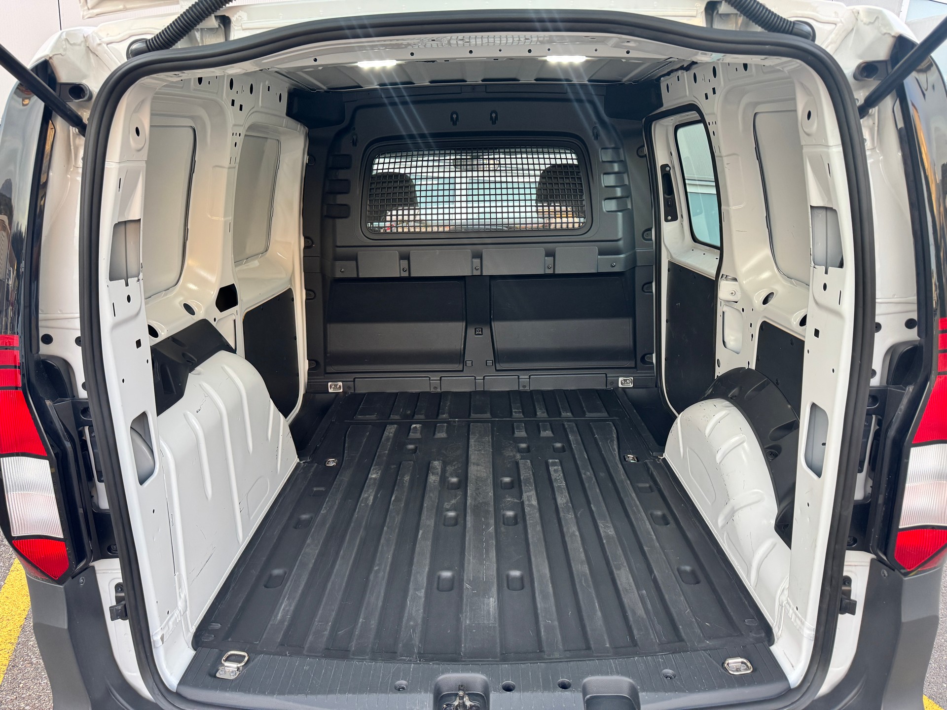 VW Caddy Cargo 2.0TDI Entry-image-9