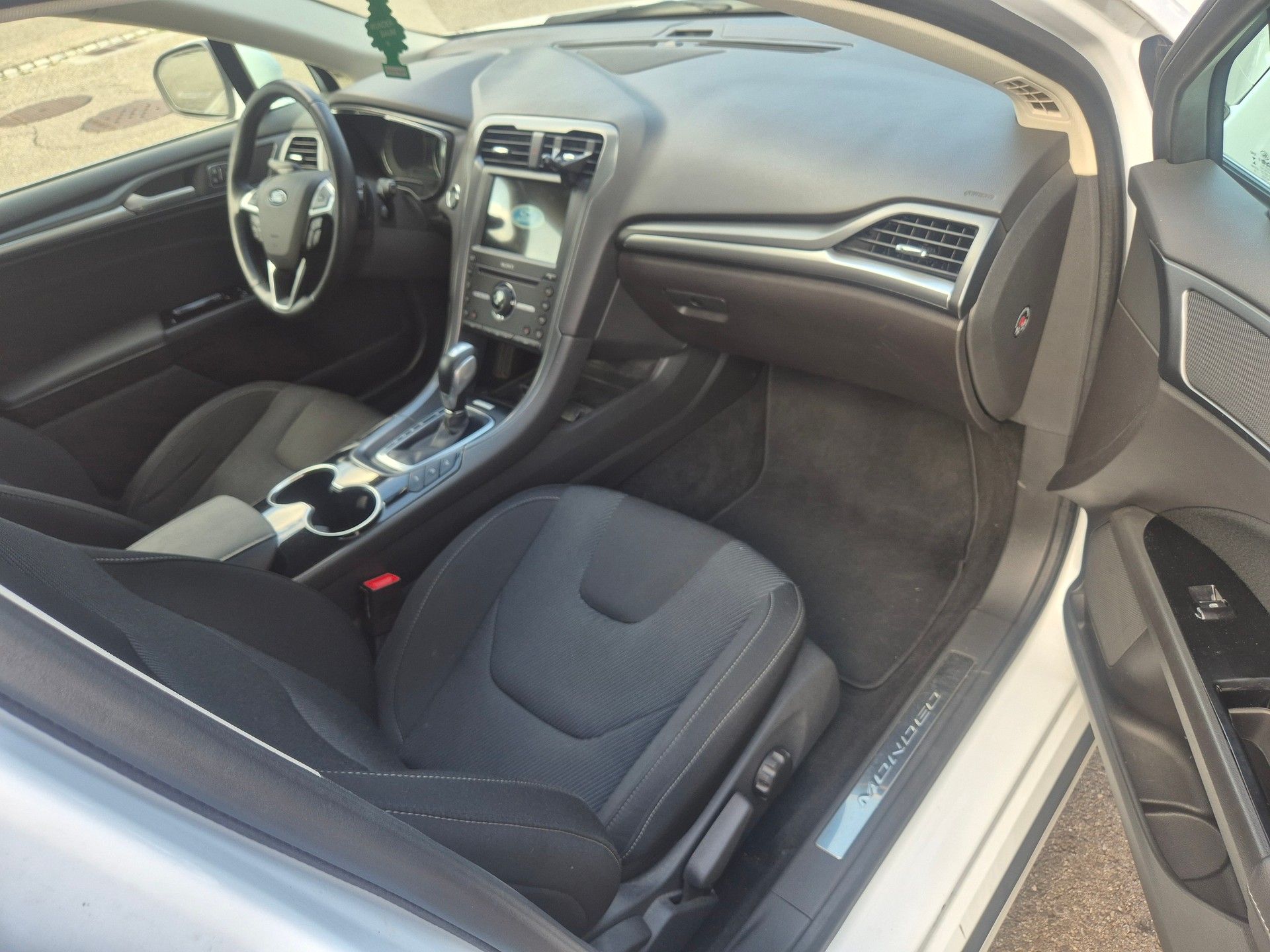 FORD Mondeo 2.0 TDCi Business Plus PowerShift-image-6