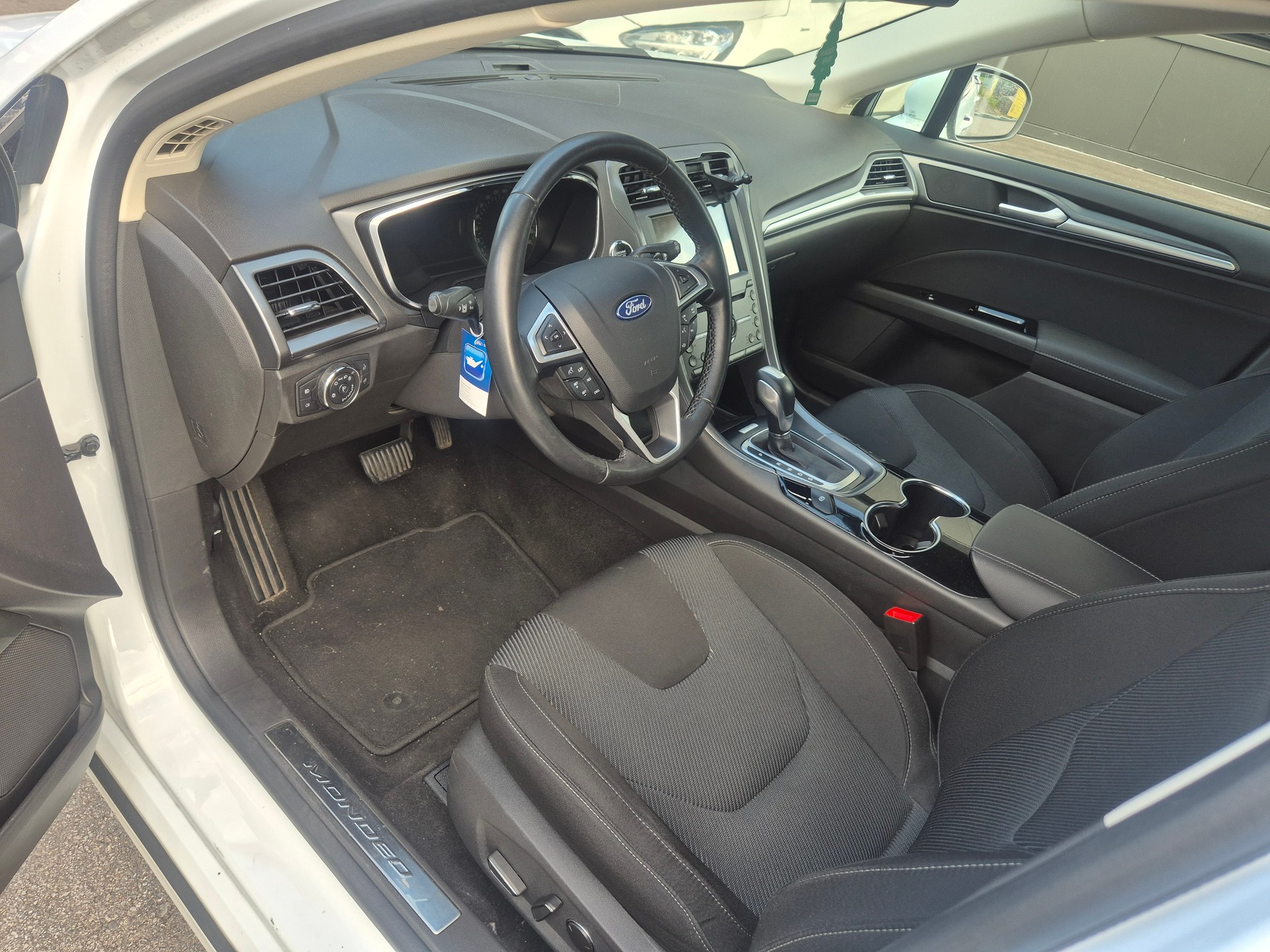 FORD Mondeo 2.0 TDCi Business Plus PowerShift-image-5