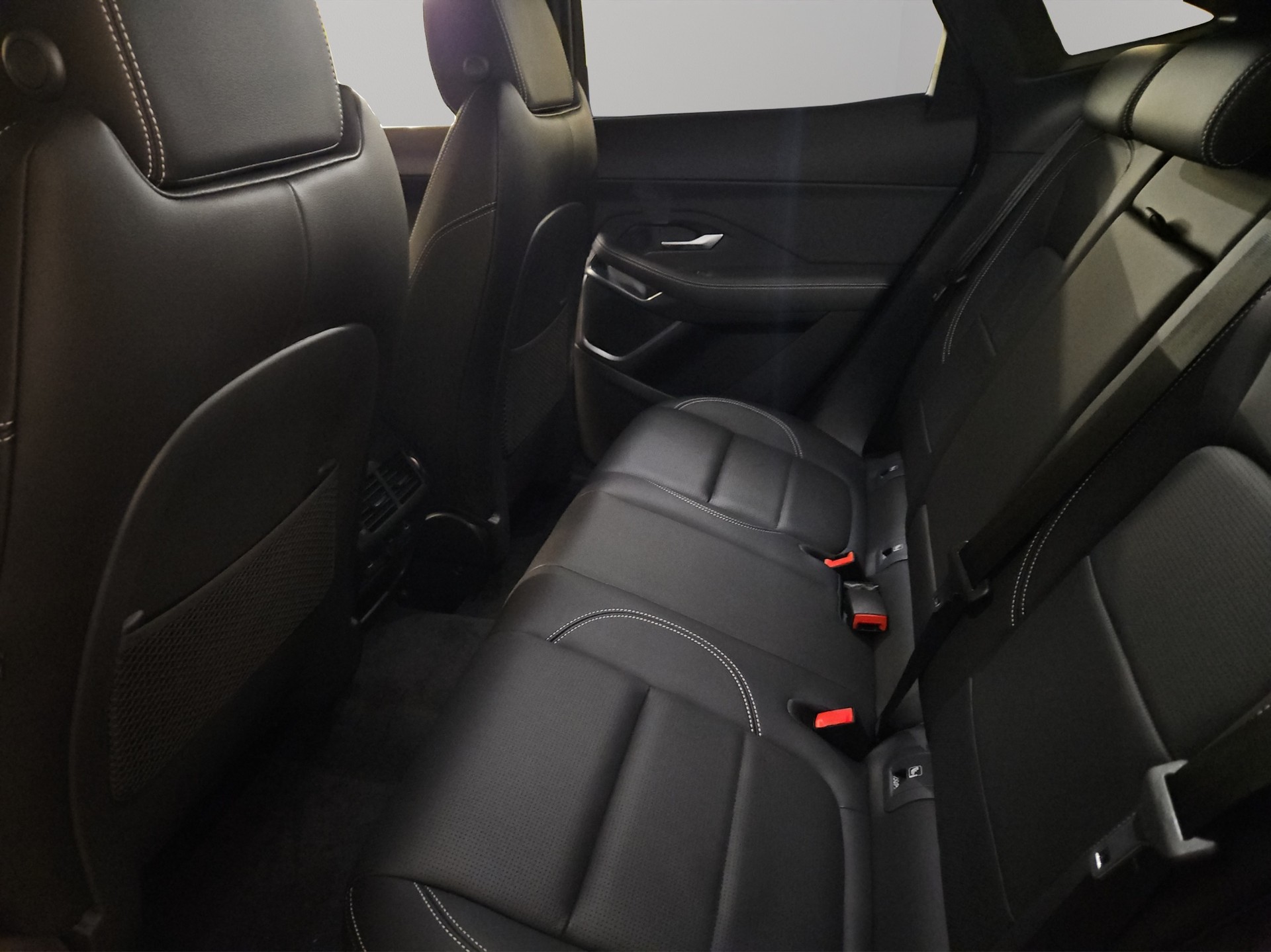 JAGUAR E-Pace 1.5 T 270e R-Dynamic SE AWD-image-6