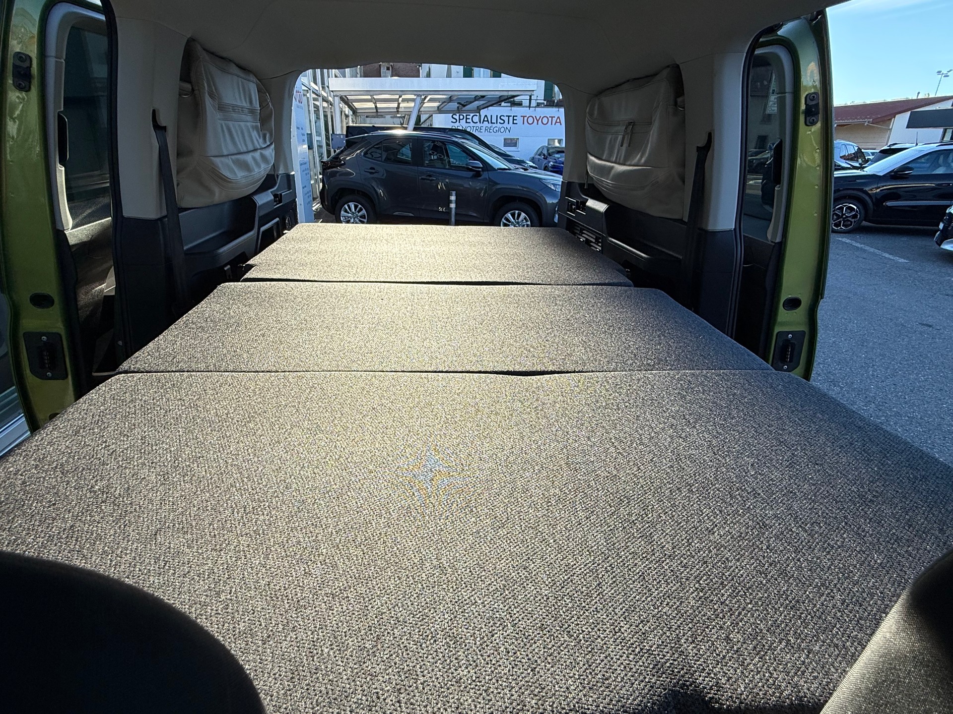 VW Caddy Maxi 2.0 TDI California DSG Golden Green-image-18