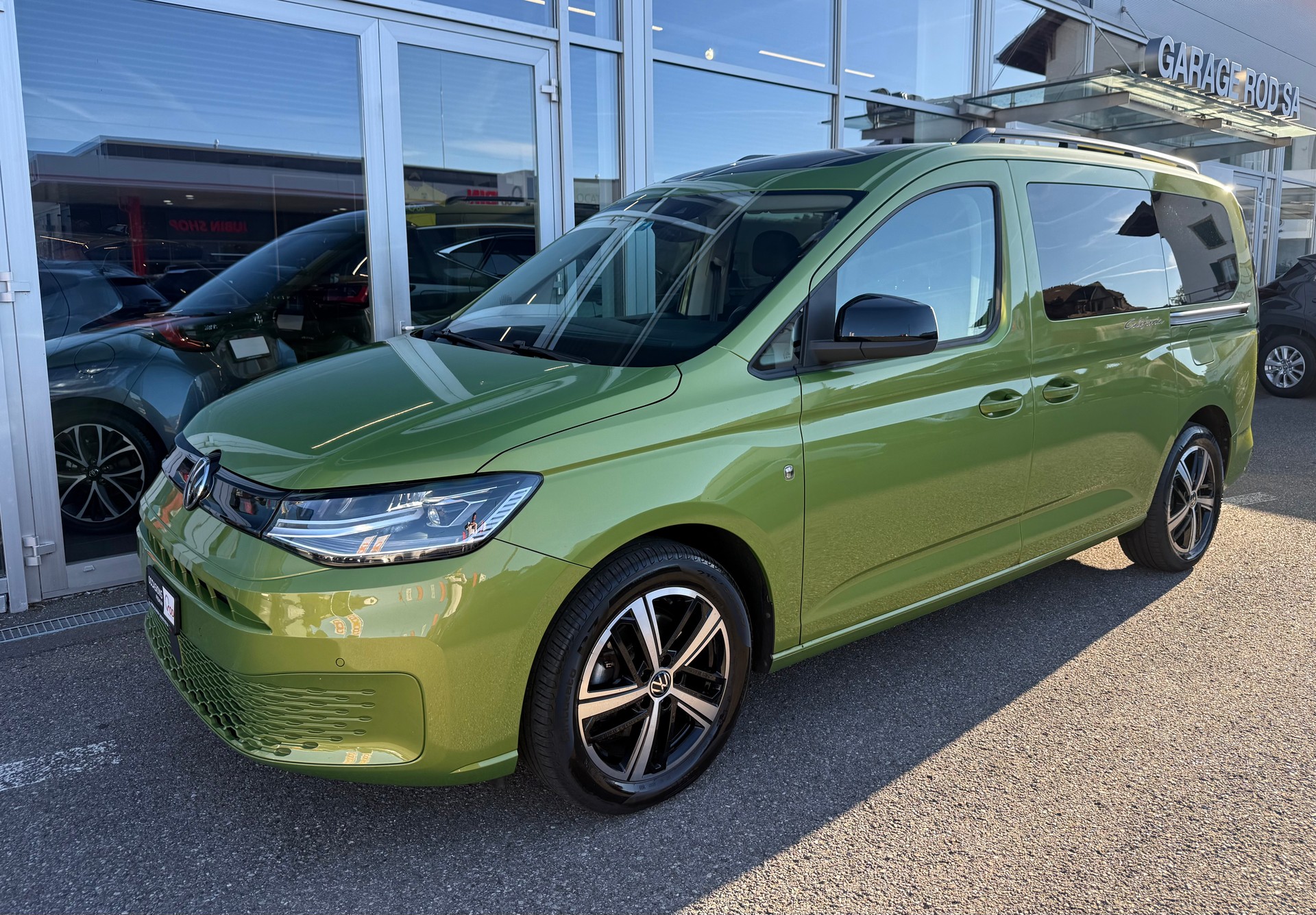 VW Caddy Maxi 2.0 TDI California DSG Golden Green-image-0
