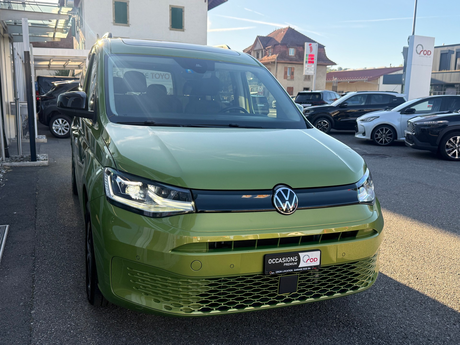 VW Caddy Maxi 2.0 TDI California DSG Golden Green-image-1