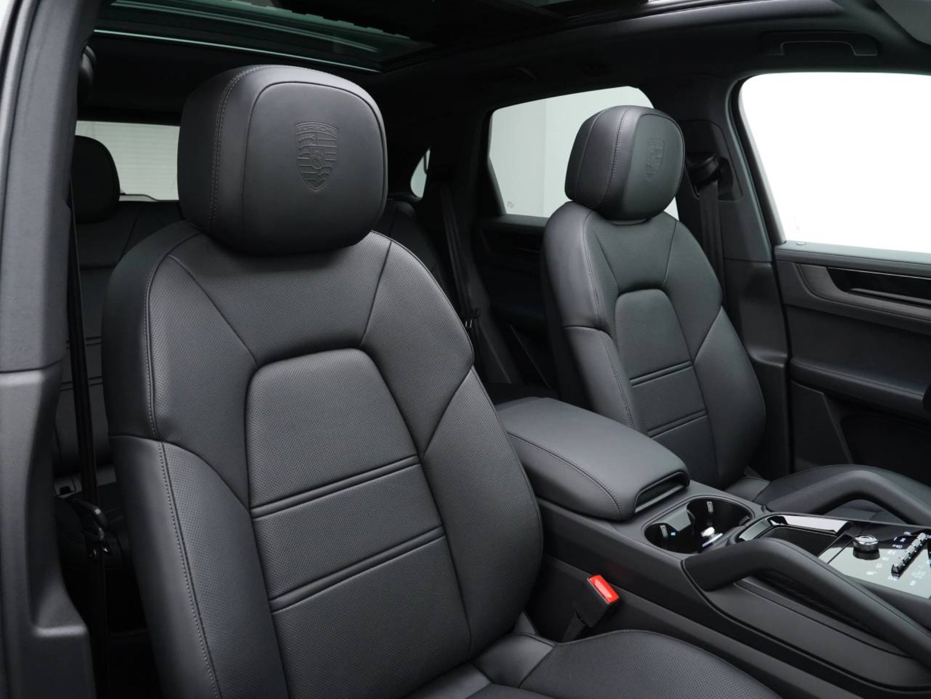 PORSCHE Cayenne S E-Hybrid Black Edition-image-26