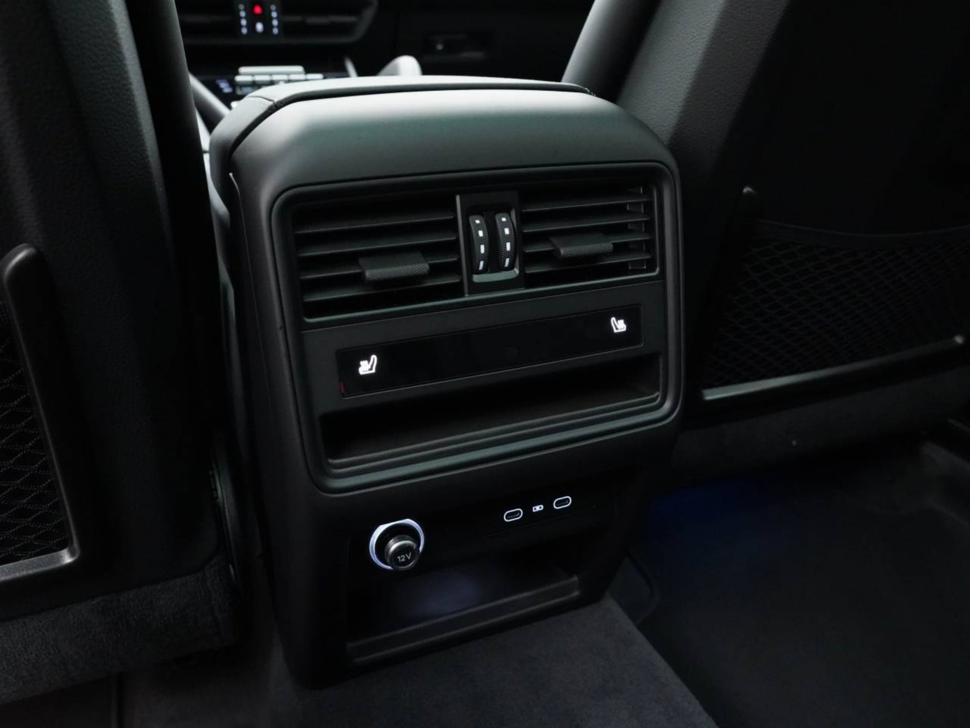 PORSCHE Cayenne S E-Hybrid Black Edition-image-29